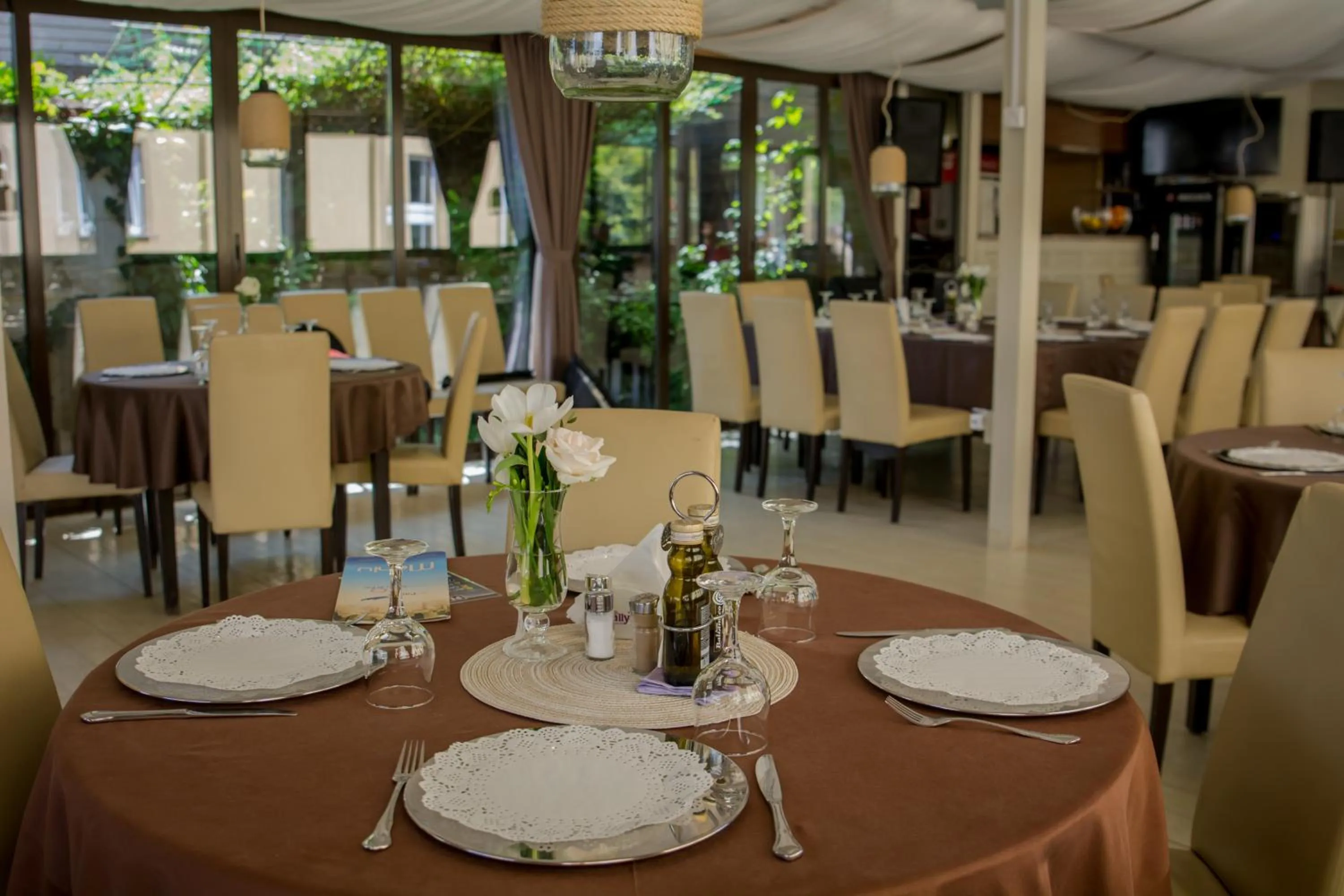 Restaurant/places to eat in Hotel Pacific