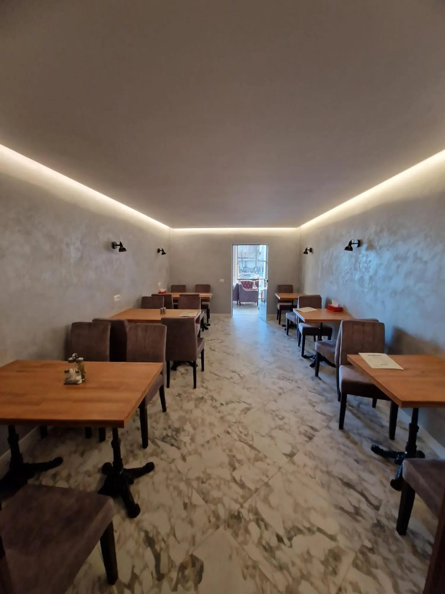 Restaurant/places to eat in Hotel Forum