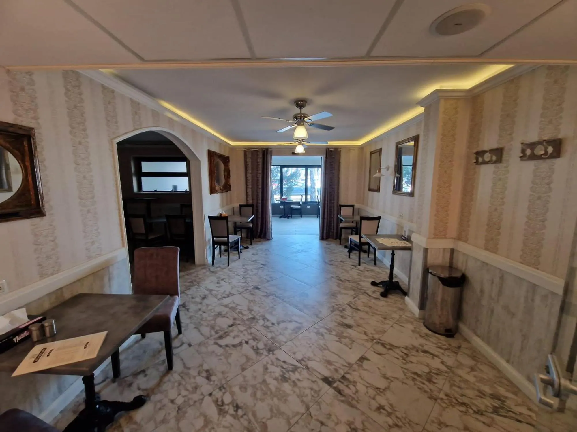 Restaurant/places to eat in Hotel Forum