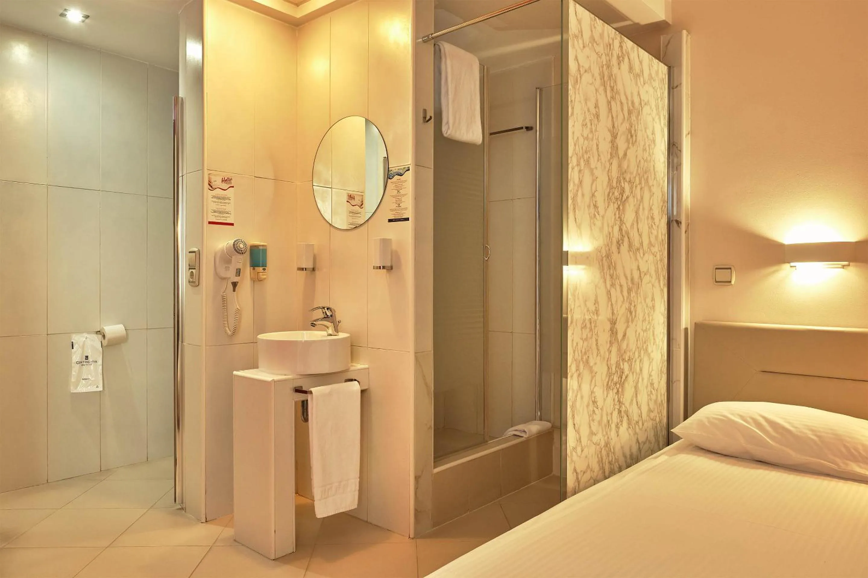 Shower, Bed in Hello Hotels Bucuresti Gara de Nord