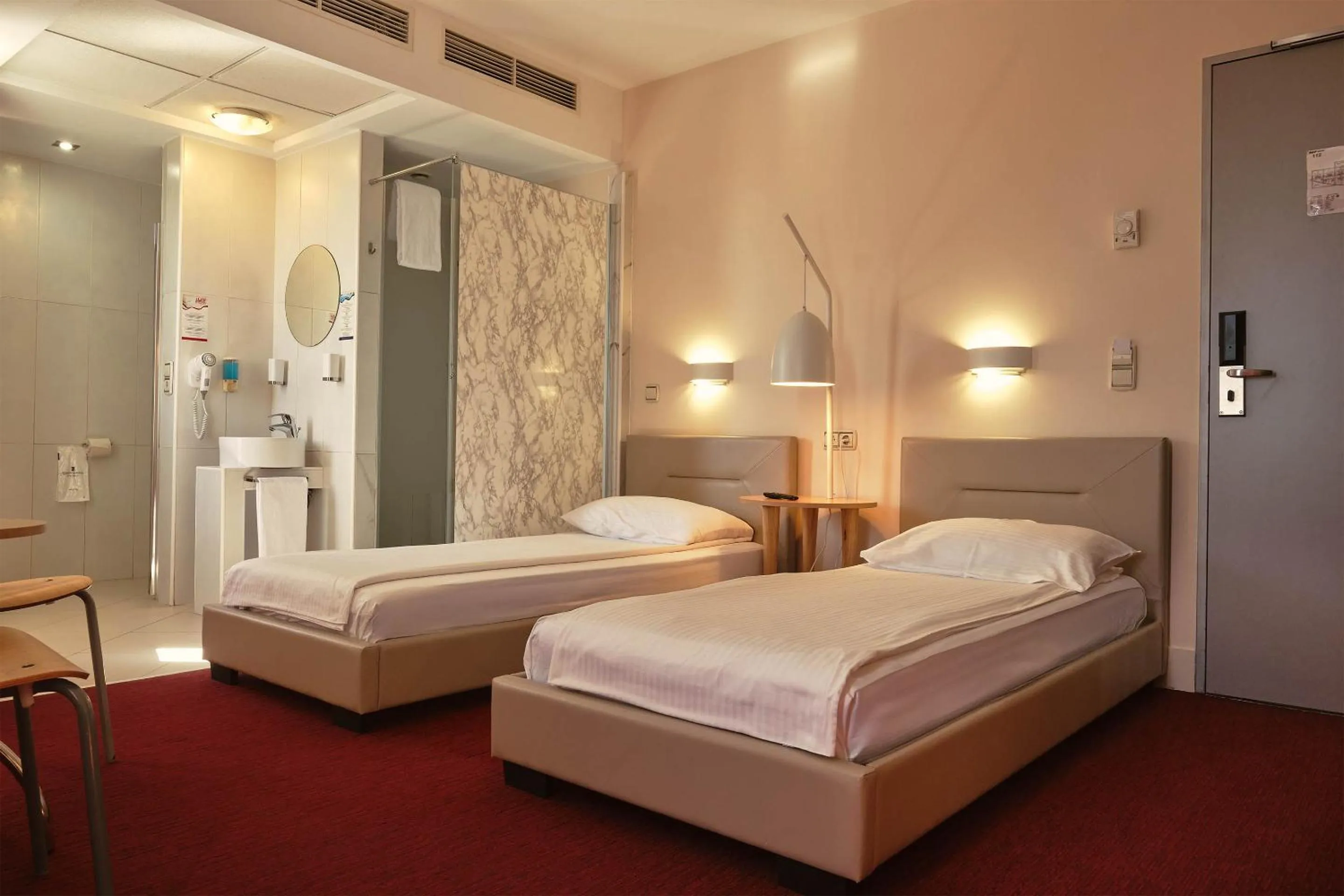 Shower, Bed in Hello Hotels Bucuresti Gara de Nord