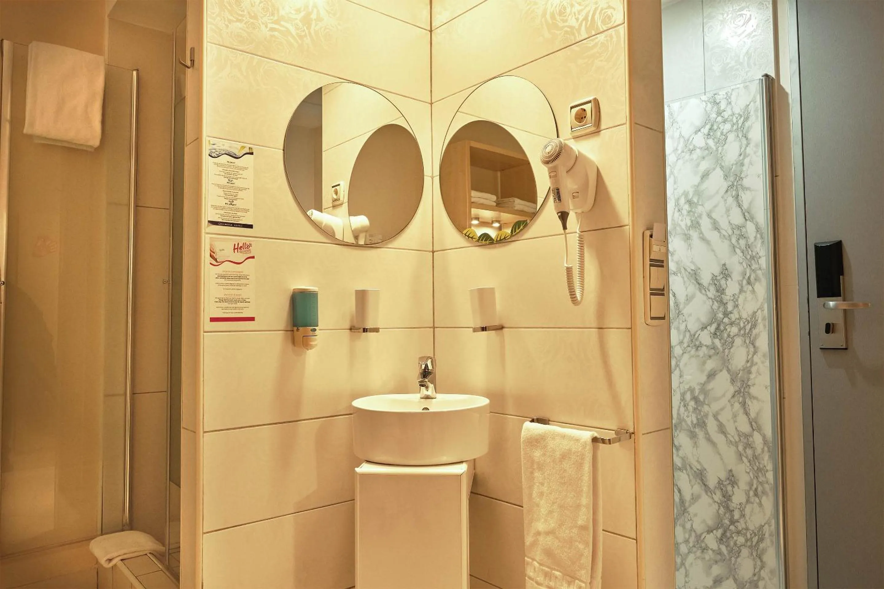 Shower in Hello Hotels Bucuresti Gara de Nord