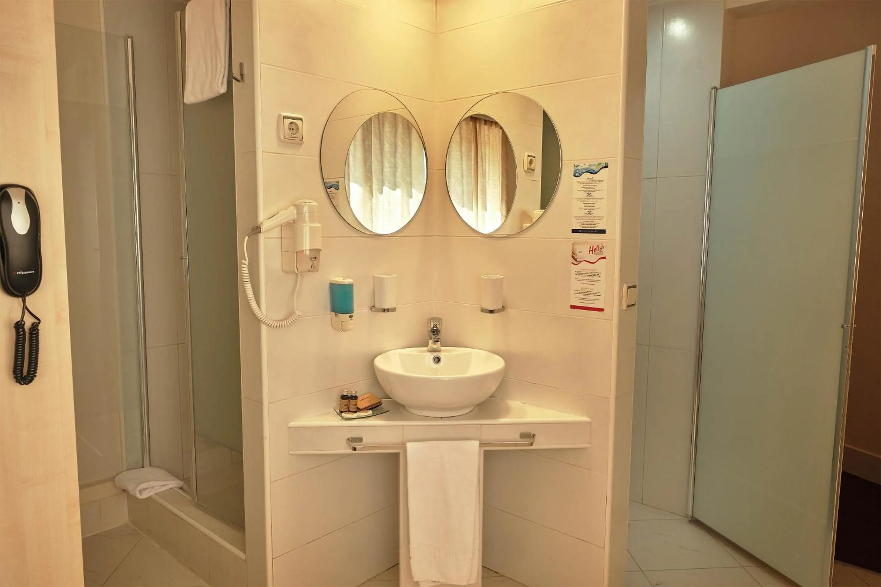 Shower in Hello Hotels Bucuresti Gara de Nord