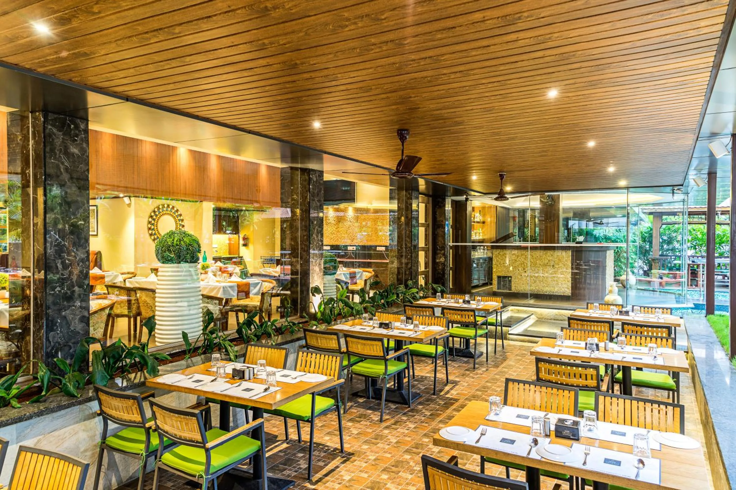 Restaurant/places to eat in Treebo Premium Grand Emerald
