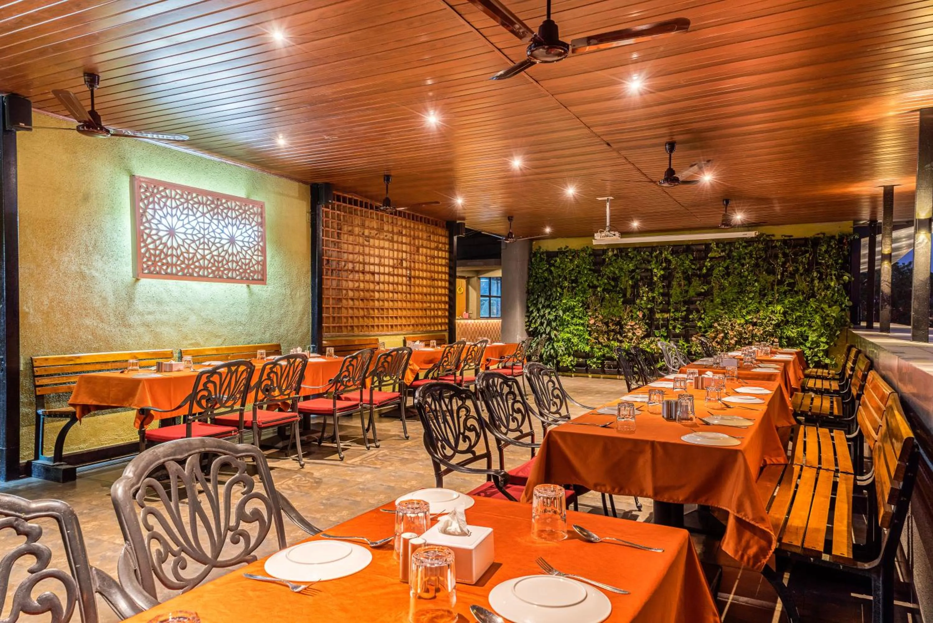 Restaurant/places to eat in Treebo Premium Grand Emerald