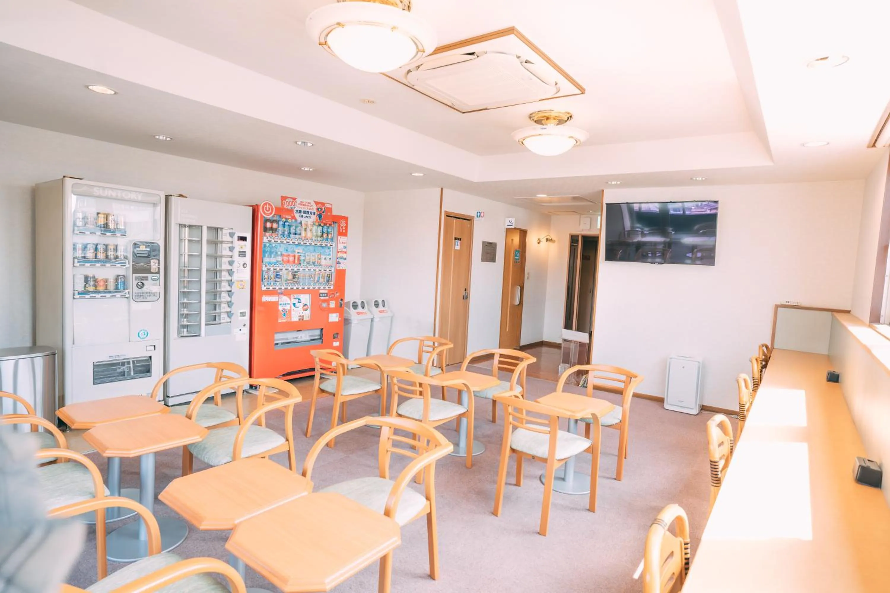 Communal lounge/ TV room in Ave Tennoji Hotel