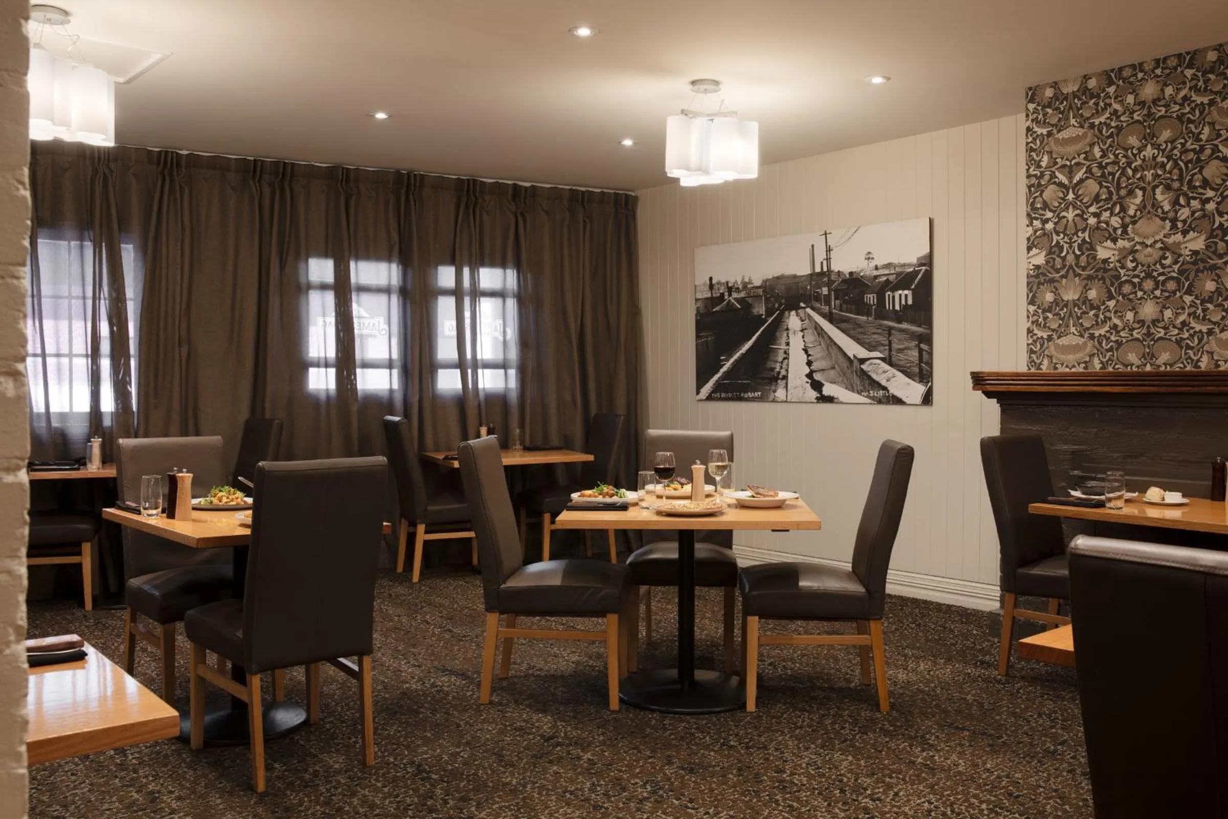 Restaurant/places to eat in The Old Woolstore Apartment Hotel