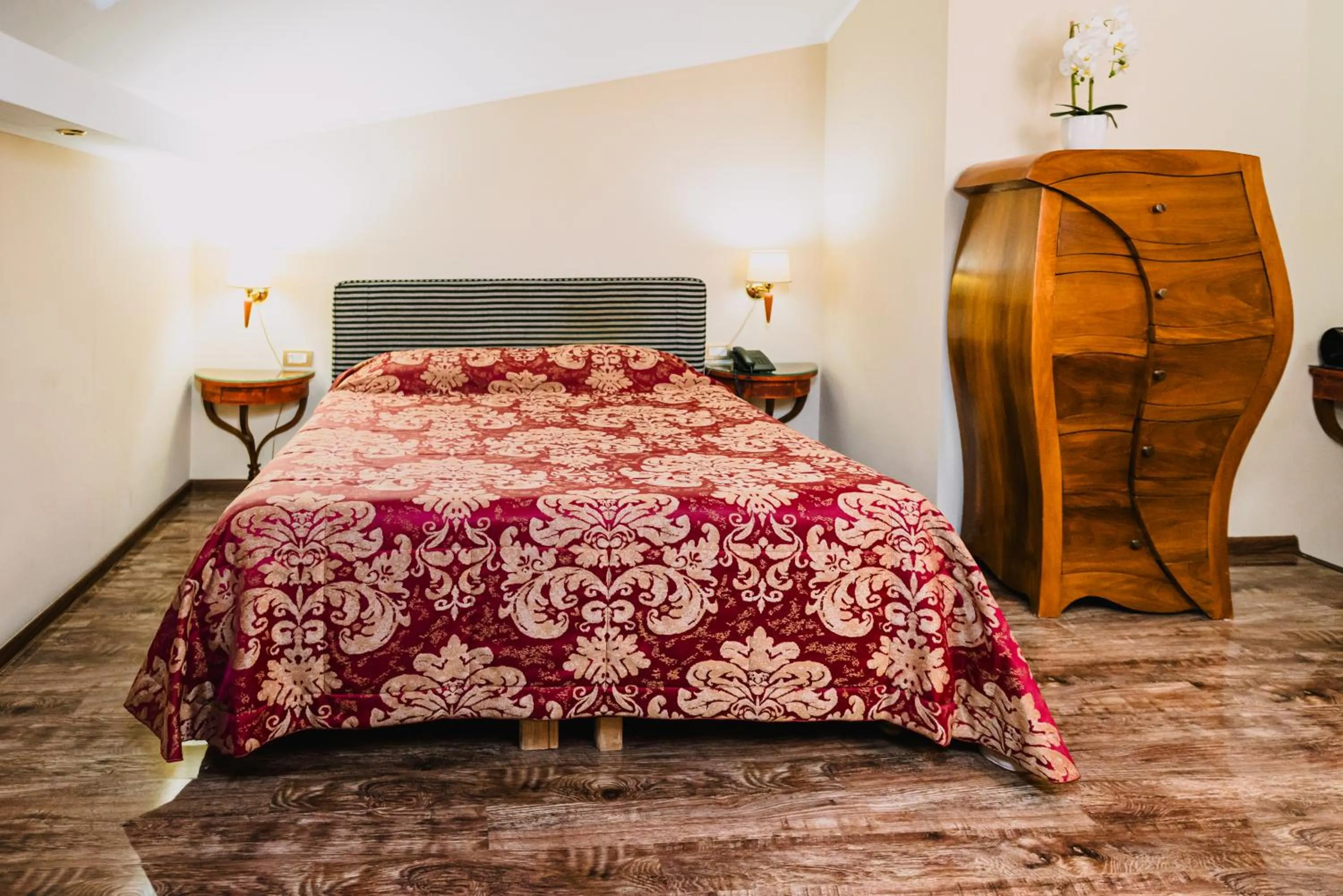 Photo of the whole room, Bed in Vigo Hotel