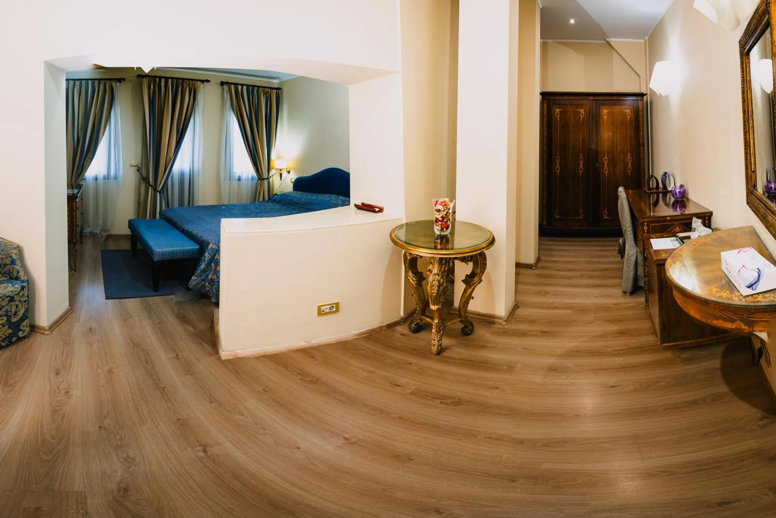 Photo of the whole room, Bed in Vigo Hotel