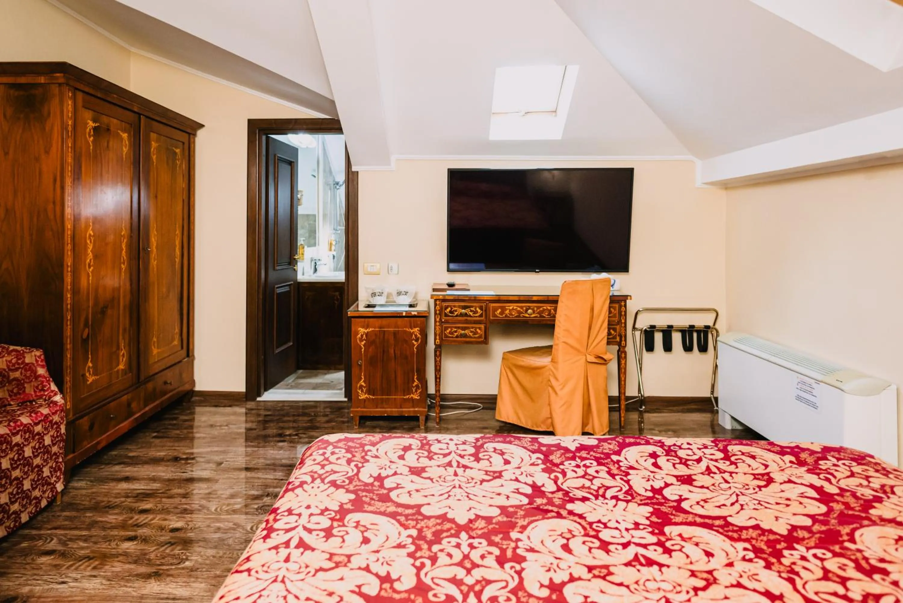 Photo of the whole room, Bed in Vigo Hotel