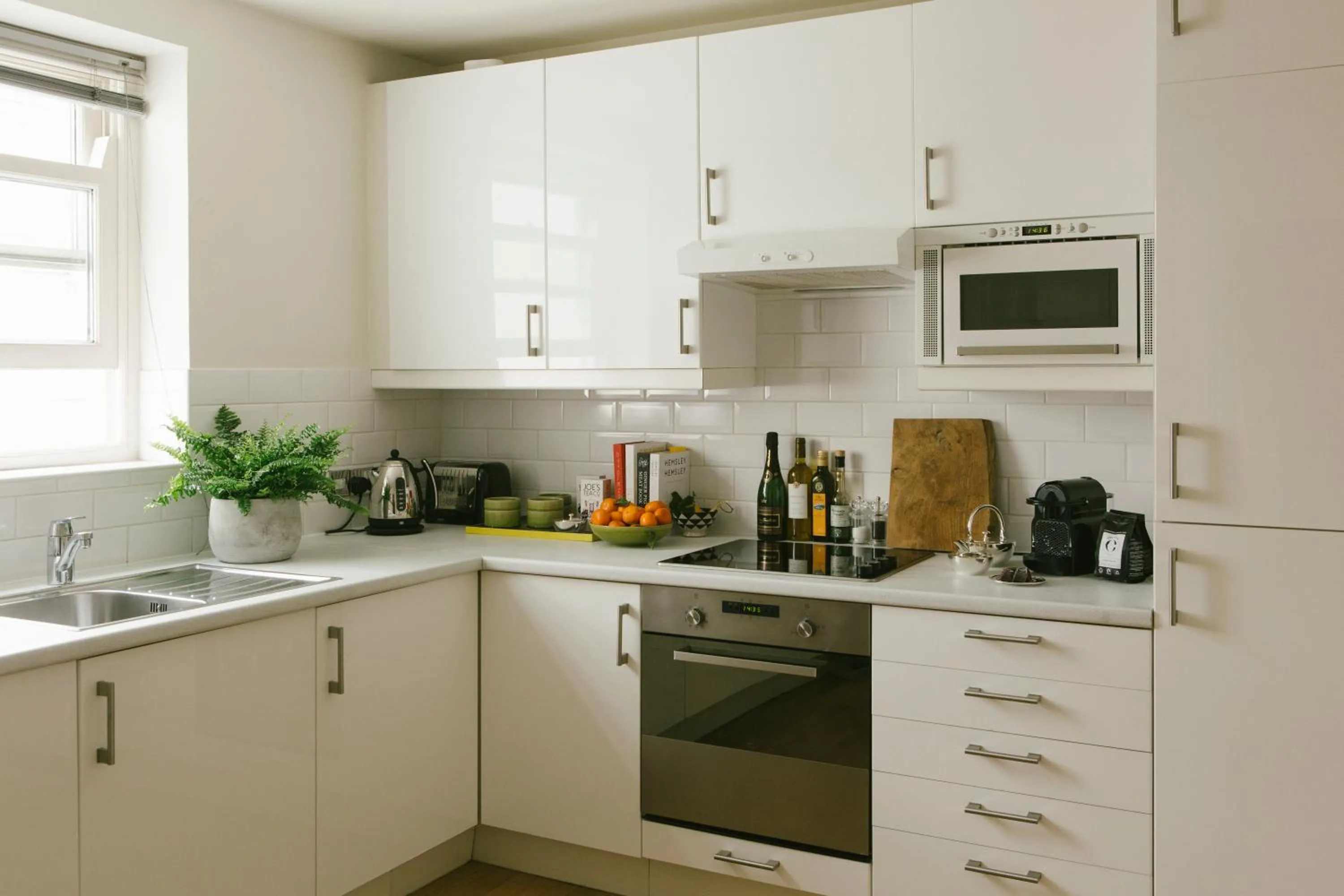Kitchen or kitchenette in Europa House Apartments