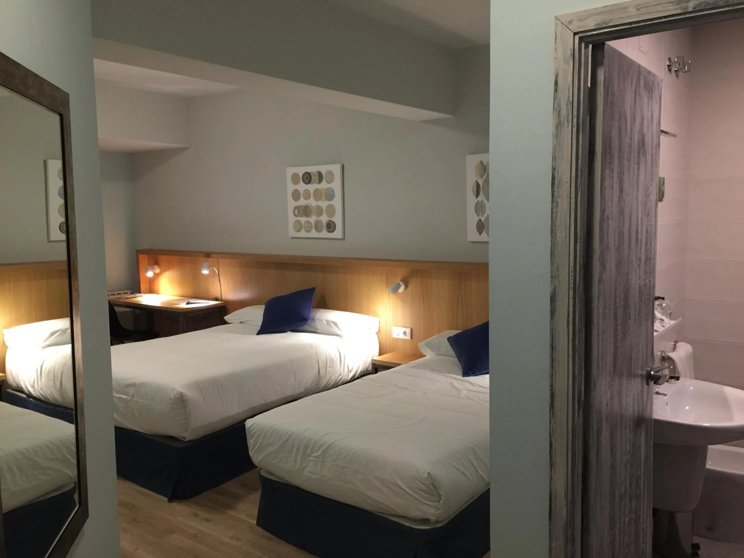 Bathroom, Bed in Hotel Celanova