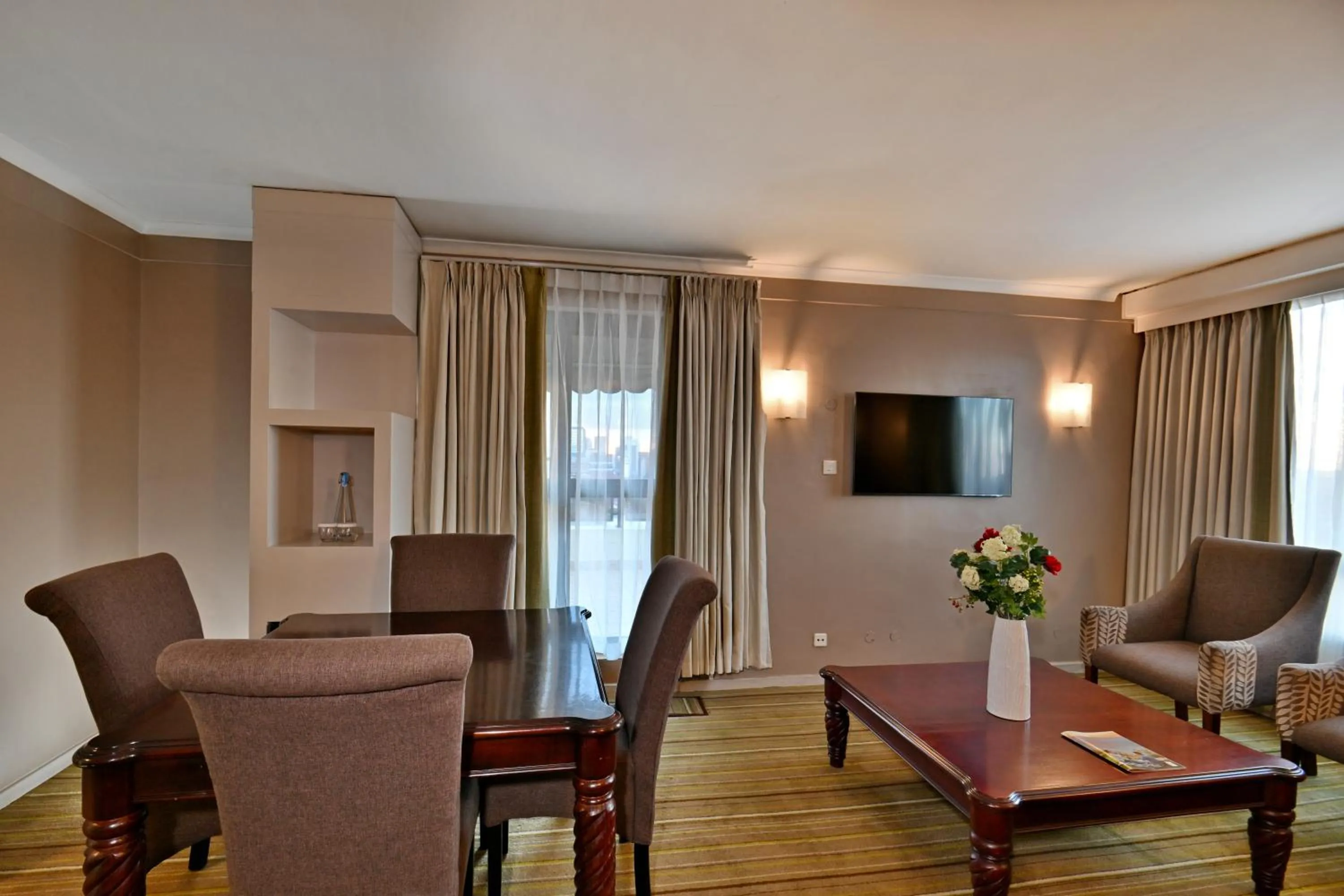 Lounge or bar in Holiday Inn - Harare by IHG