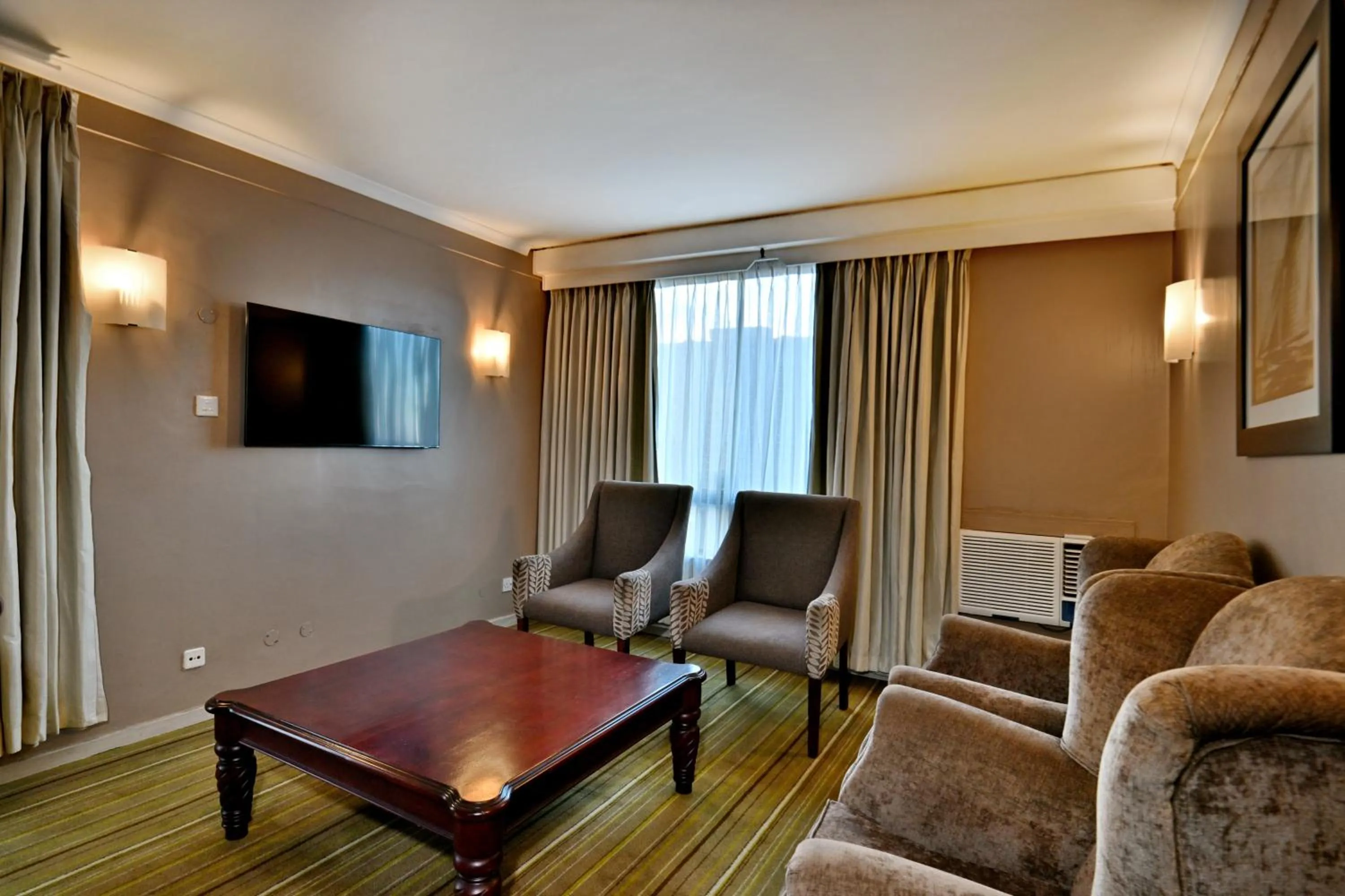 Lounge or bar in Holiday Inn - Harare by IHG