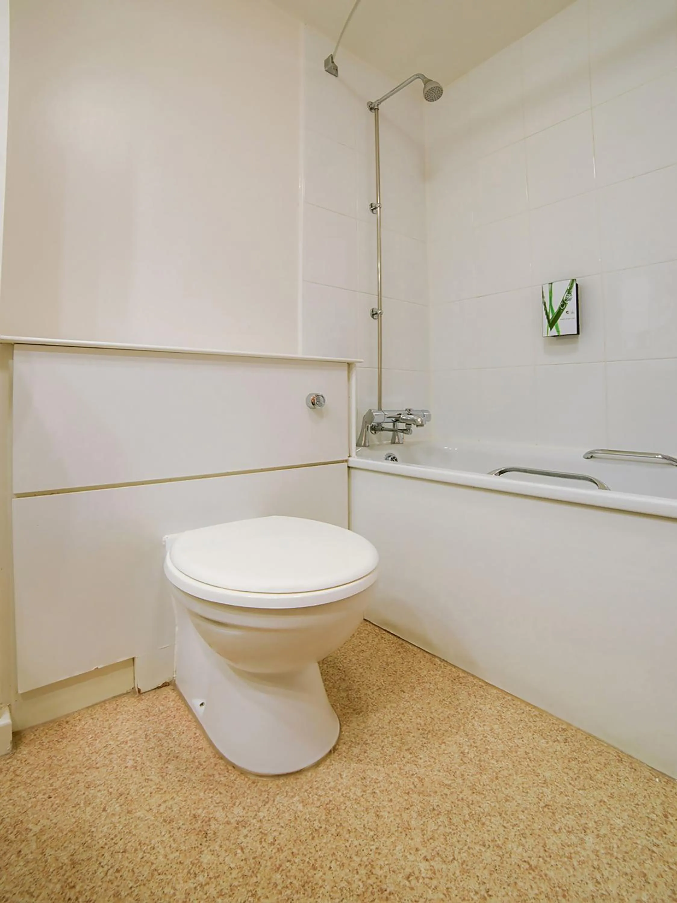 Bathroom in OYO Lakeside Haydock Hotel St Helens