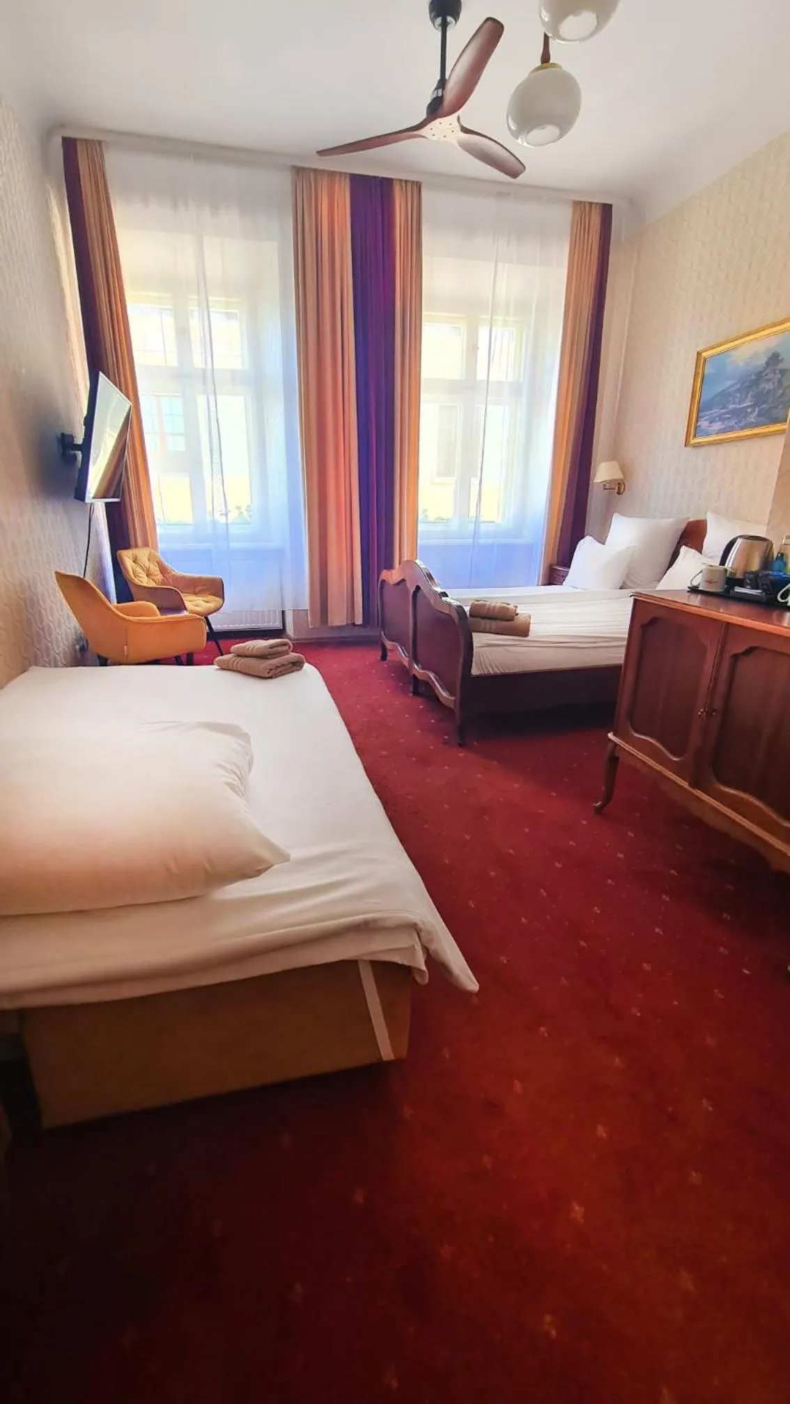 Photo of the whole room, Bed in Pollera