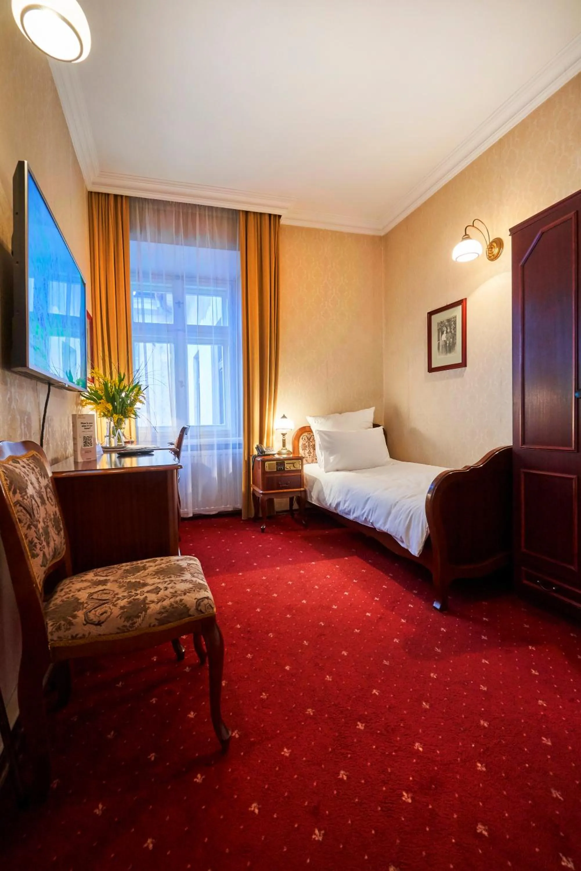 Photo of the whole room, Bed in Pollera