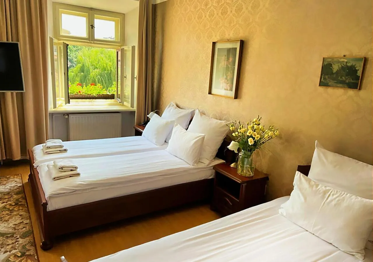 Photo of the whole room, Bed in Pollera