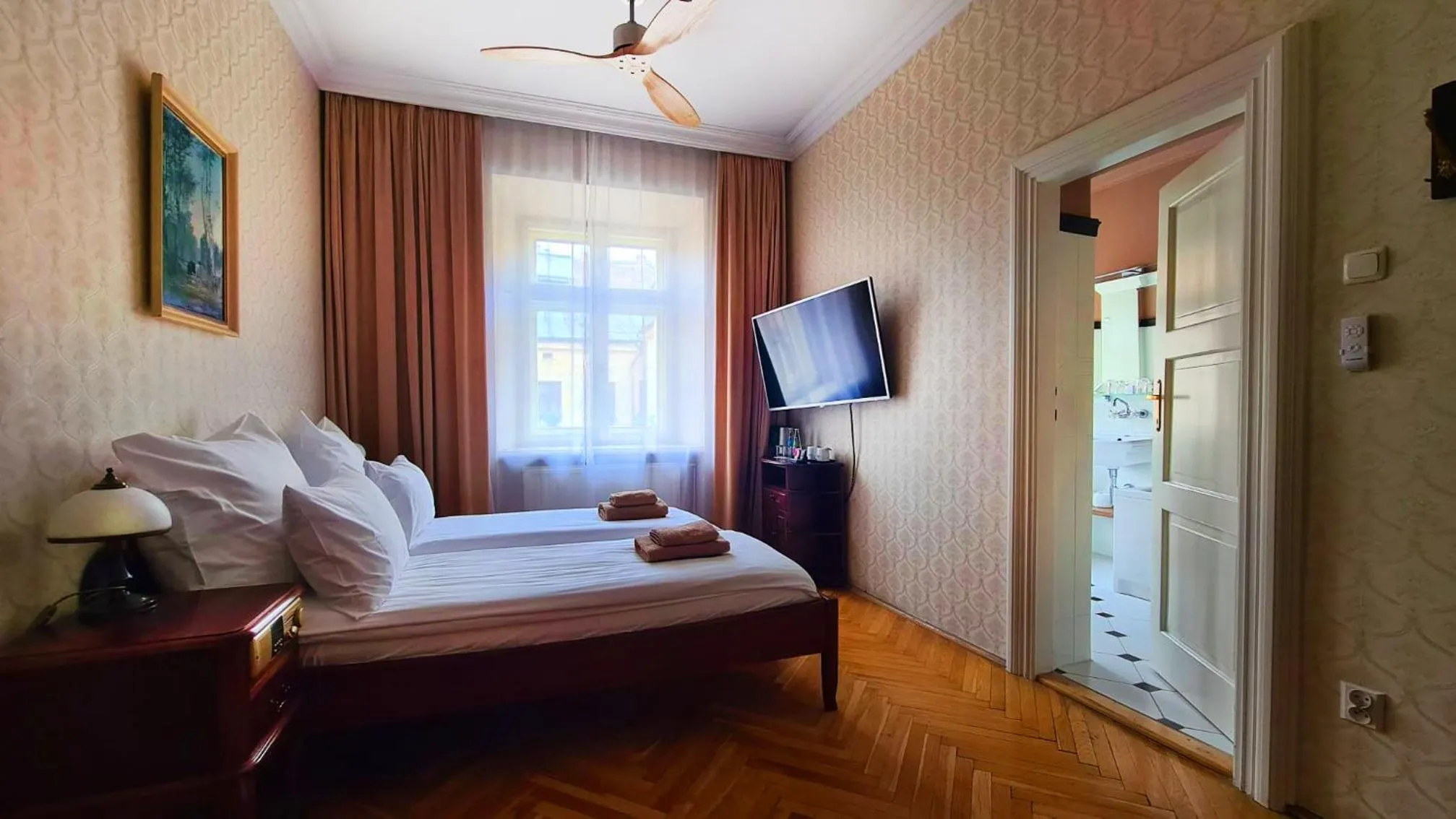 Photo of the whole room, Bed in Pollera