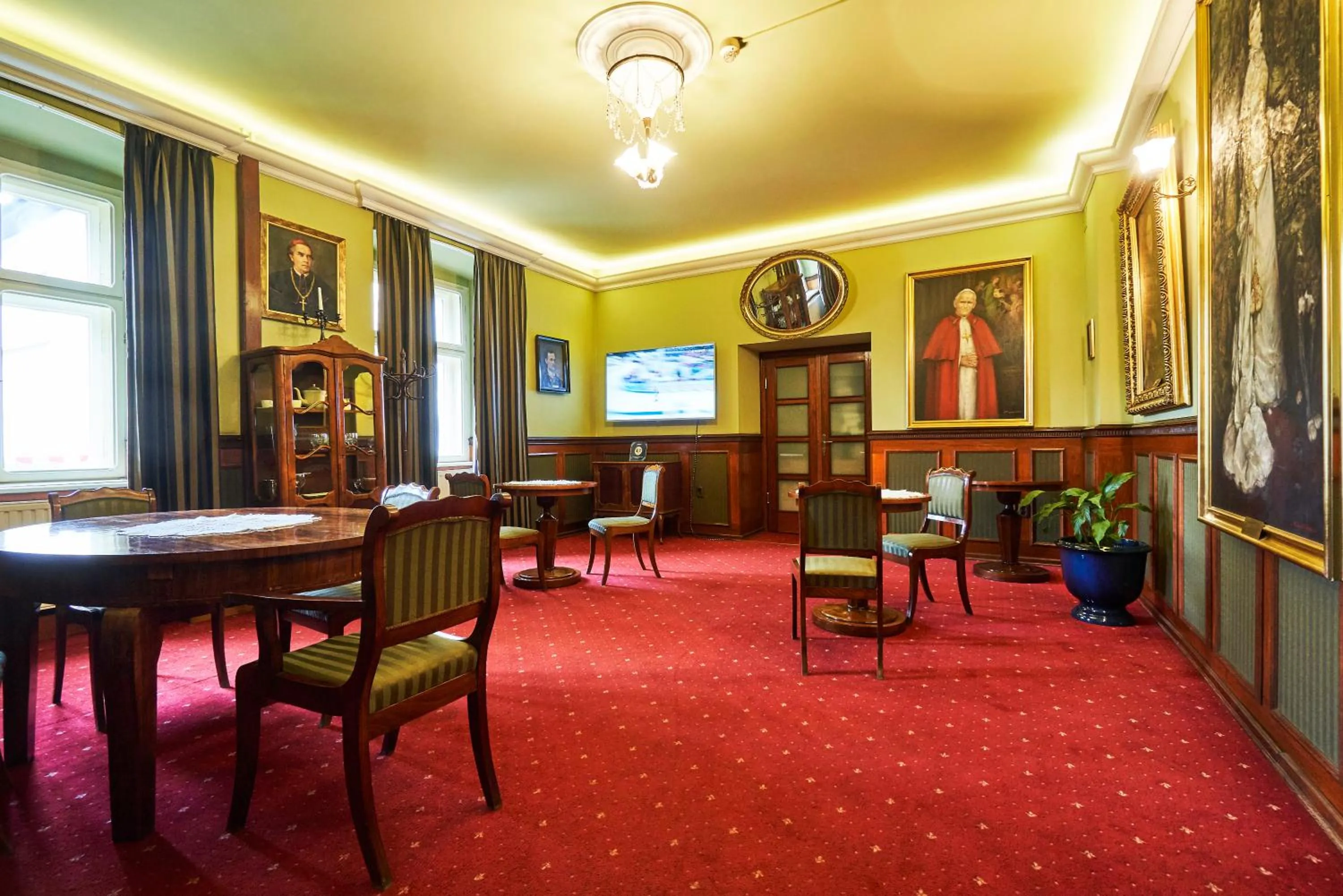 Communal lounge/ TV room in Pollera