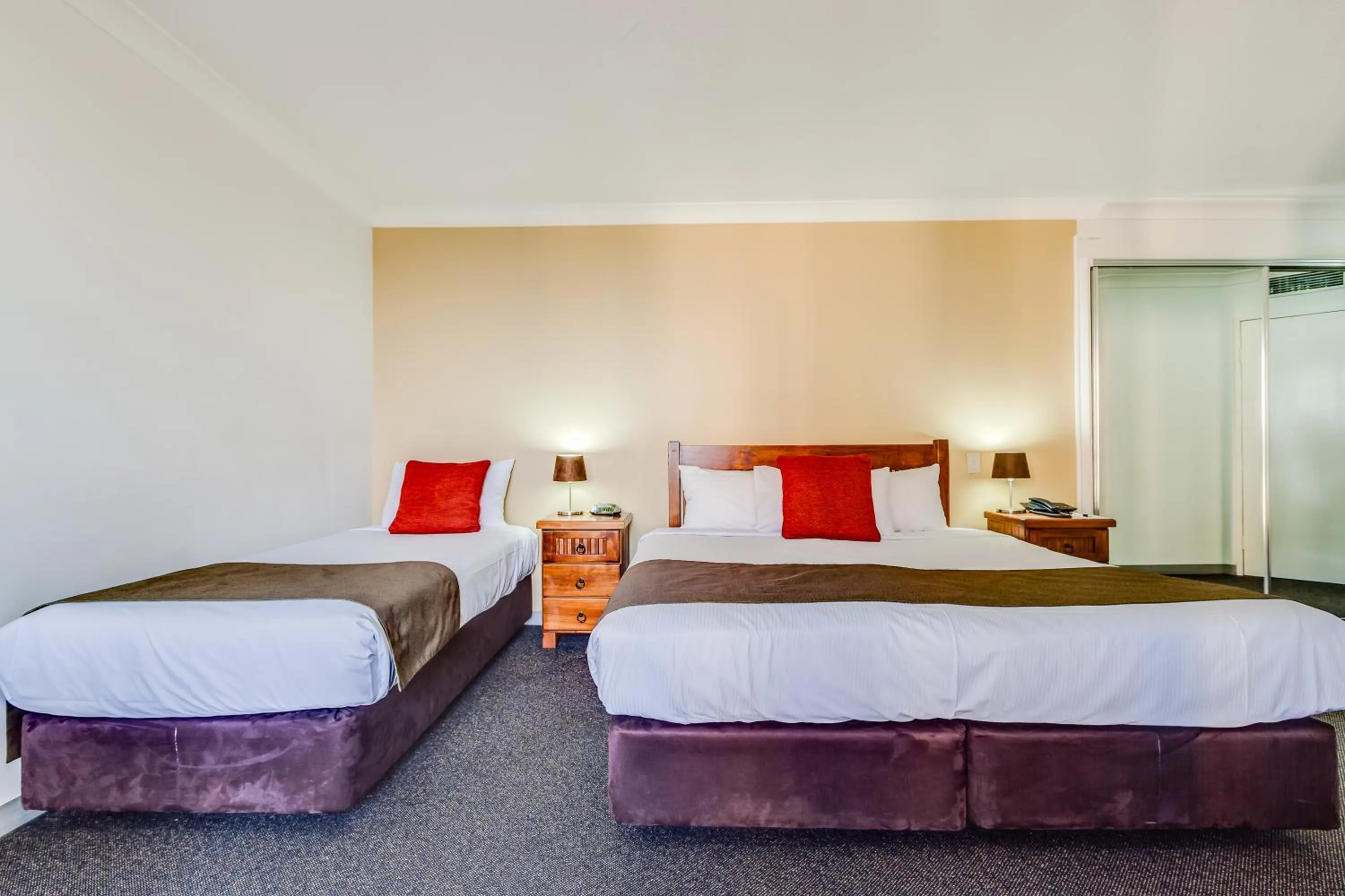 Bedroom, Bed in Hillcrest Apartment Hotel (formerly Central Hillcrest Apartments)