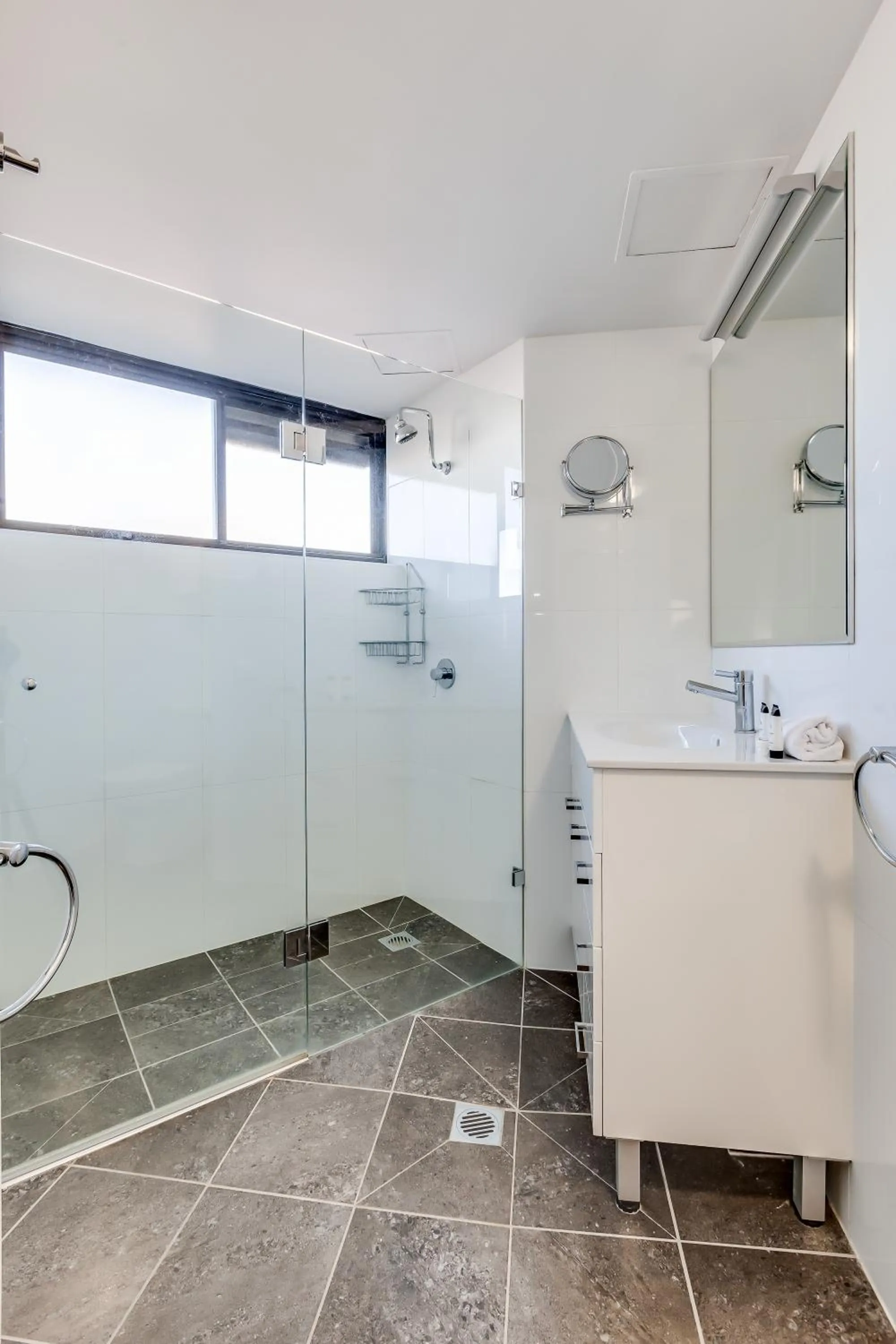 Bathroom in Hillcrest Apartment Hotel (formerly Central Hillcrest Apartments)