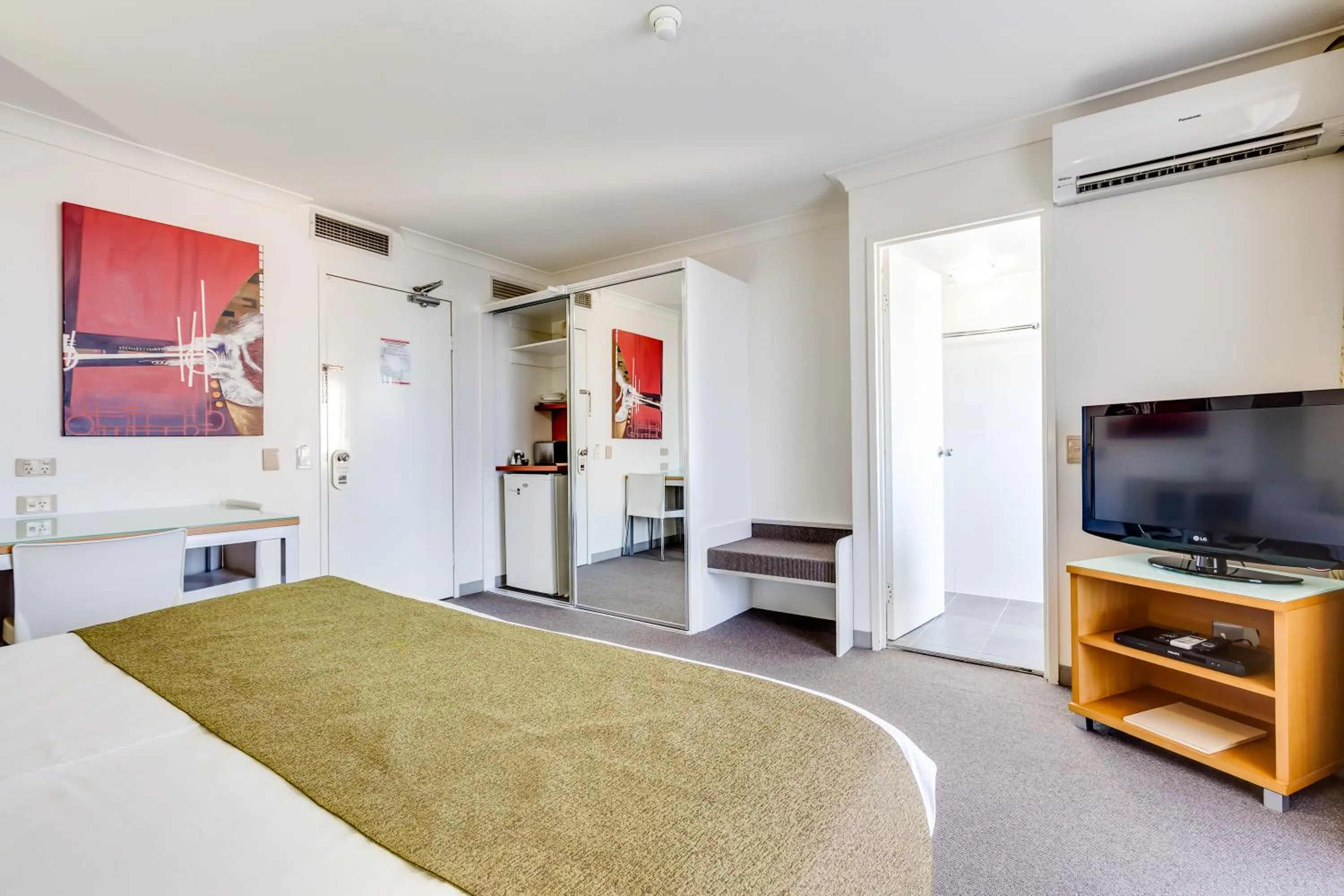 Bedroom, Bed in Hillcrest Apartment Hotel (formerly Central Hillcrest Apartments)