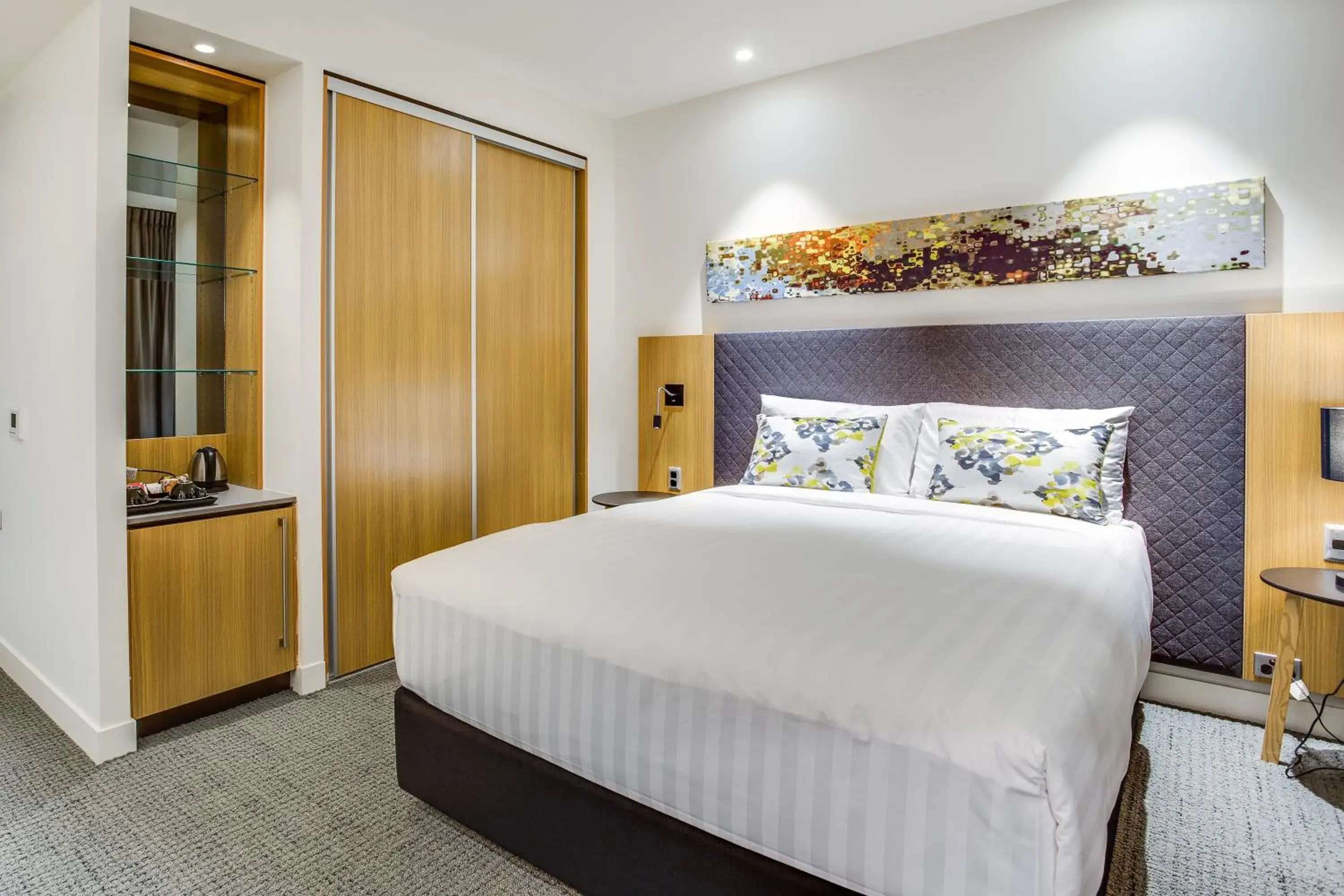 Accessible King Room in Quality Hotel Rules Club Wagga Accessible King Room in Quality Hotel Rules Club Wagga