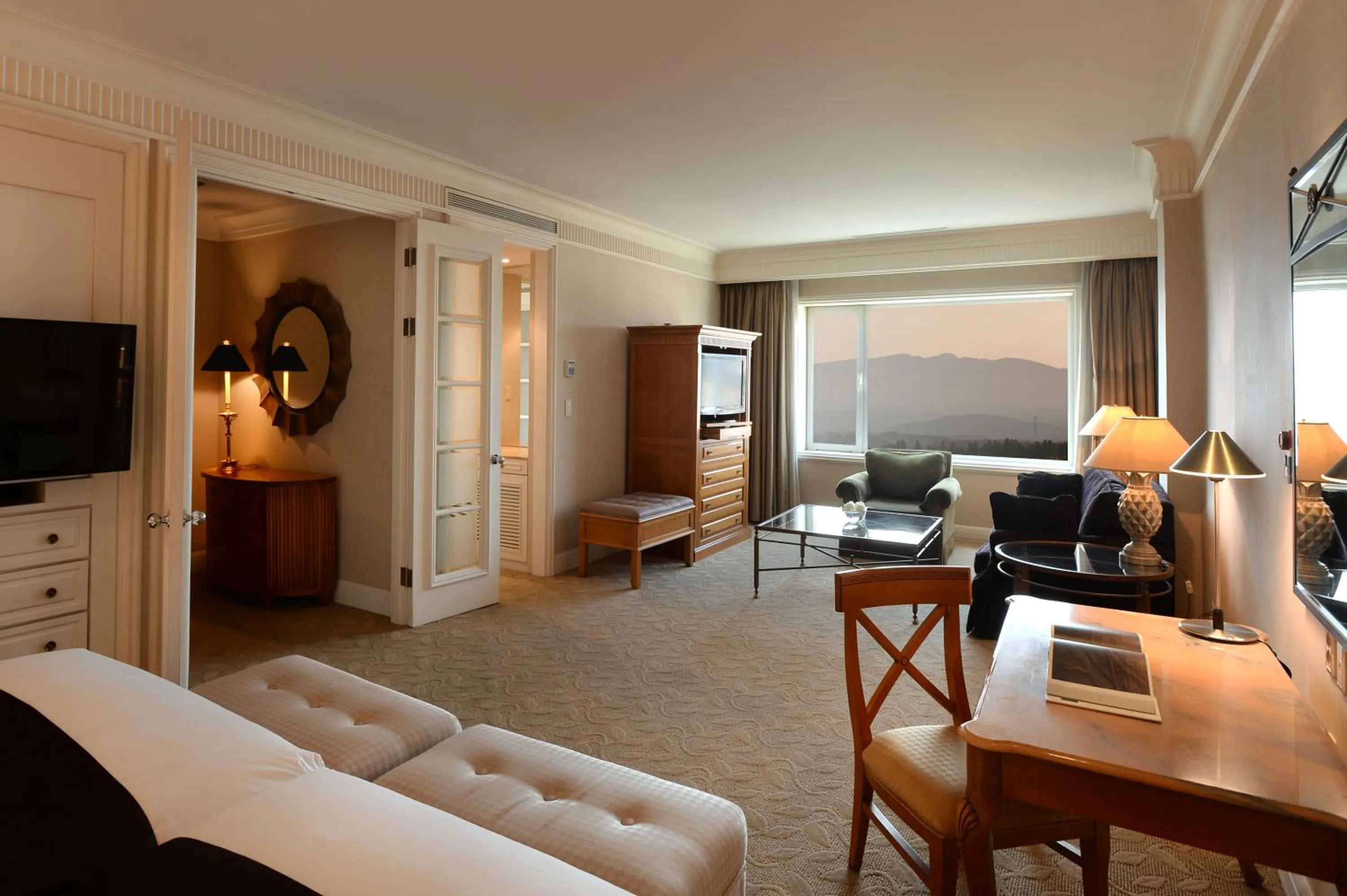 Living room, Bed in Jeju Oriental Hotel & Casino