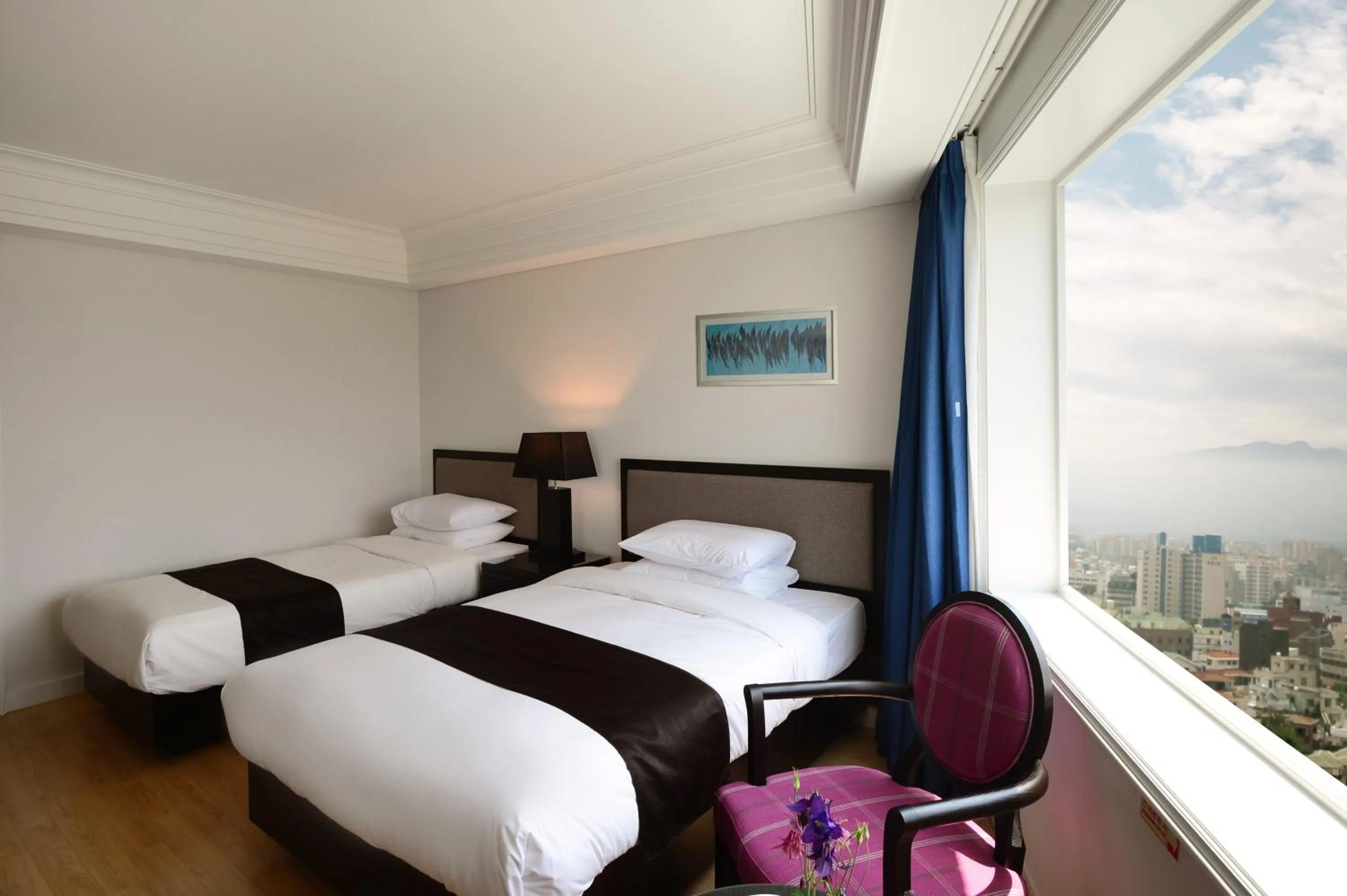 Photo of the whole room, Bed in Jeju Oriental Hotel & Casino