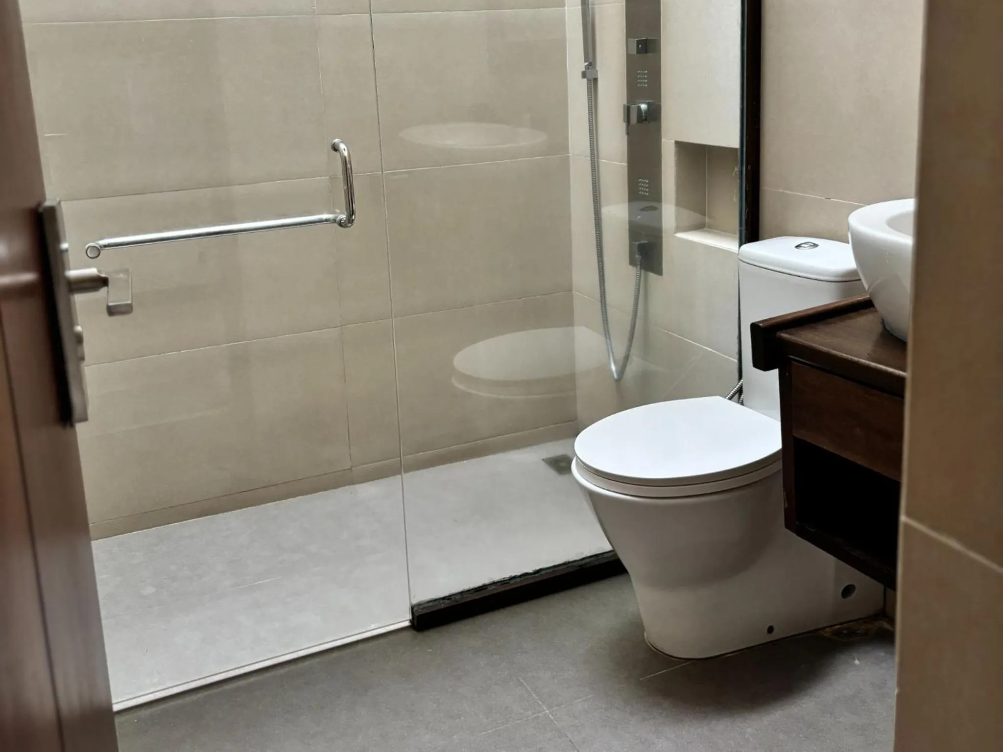 Shower in Aqua Dunhinda Villa