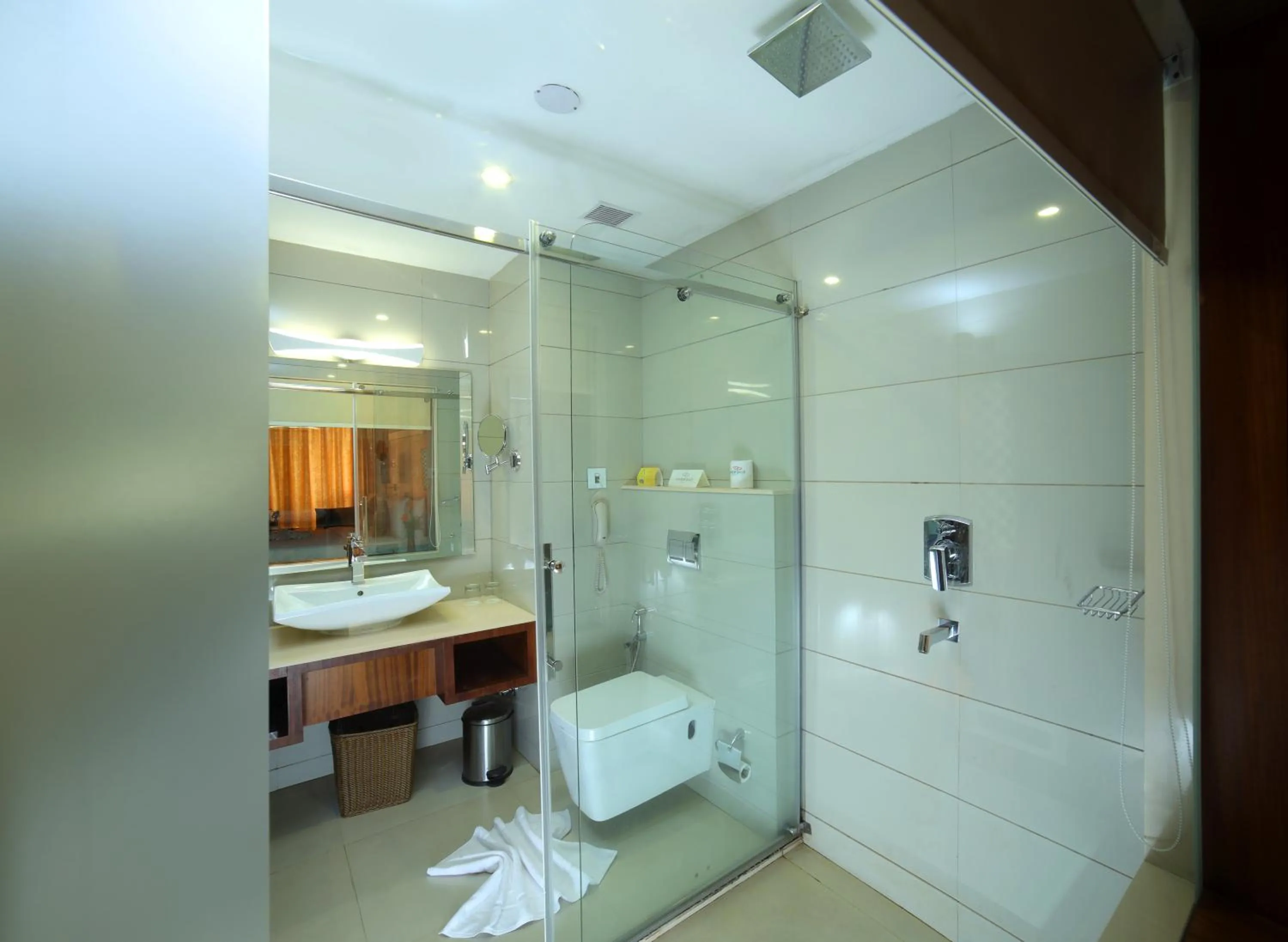 Shower in Amber Dale Luxury Hotel & Spa, Munnar