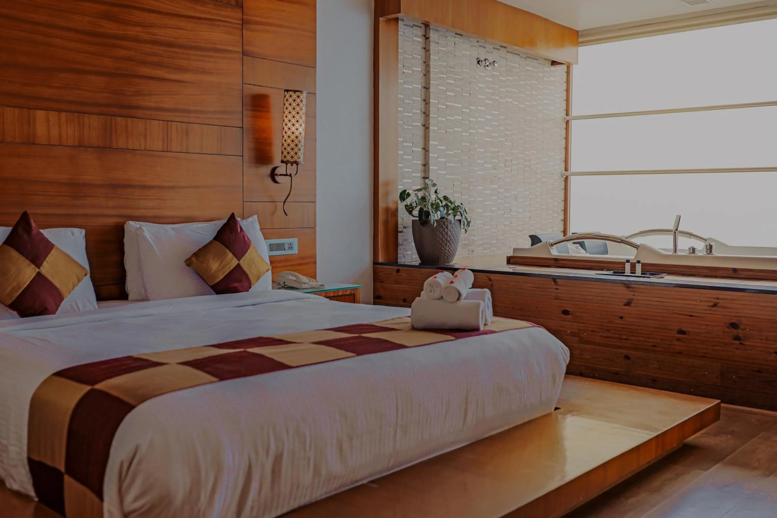 Bedroom, Bed in Amber Dale Luxury Hotel & Spa, Munnar