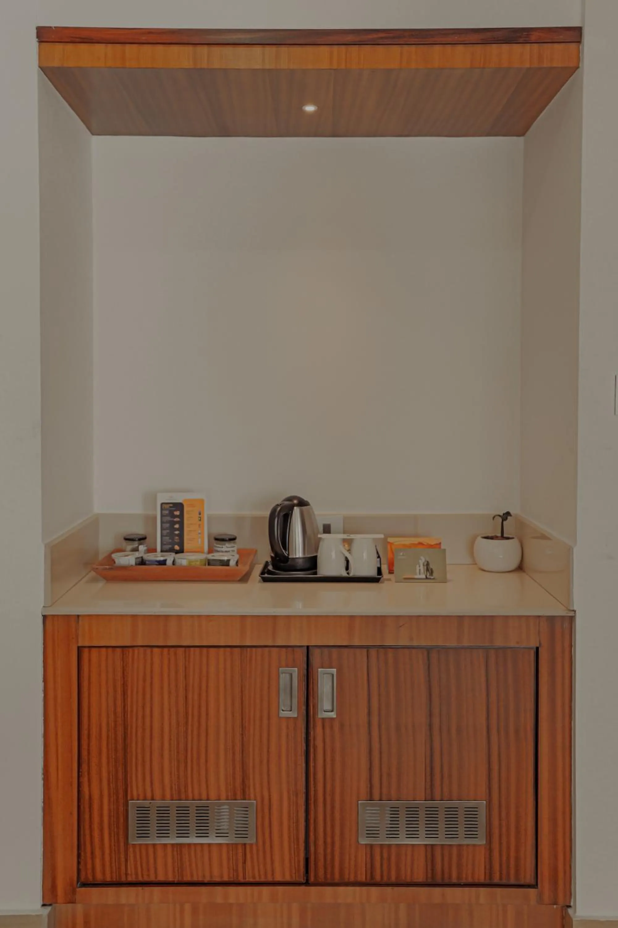 Coffee/tea facilities in Amber Dale Luxury Hotel & Spa, Munnar