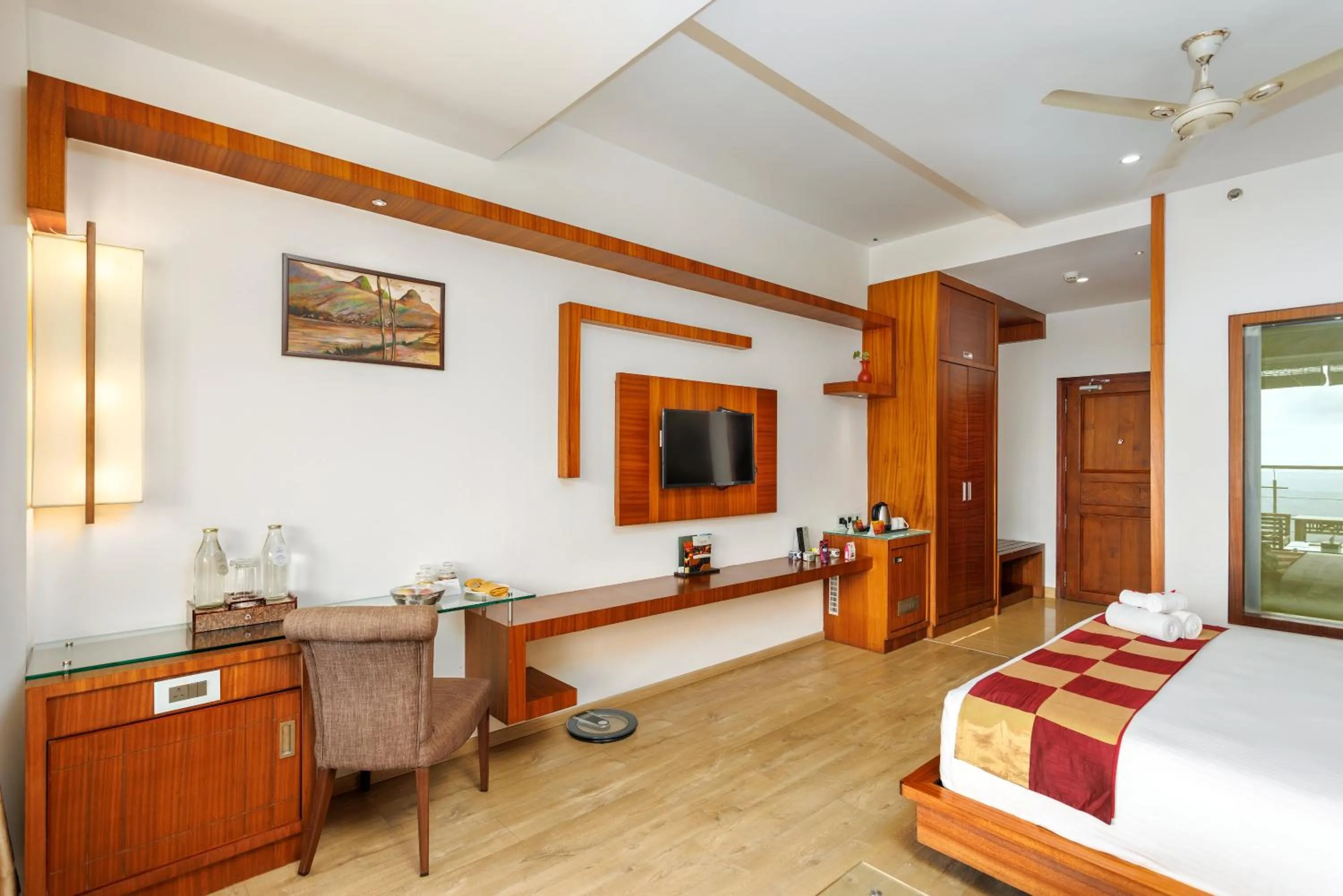 Bedroom, Bed in Amber Dale Luxury Hotel & Spa, Munnar