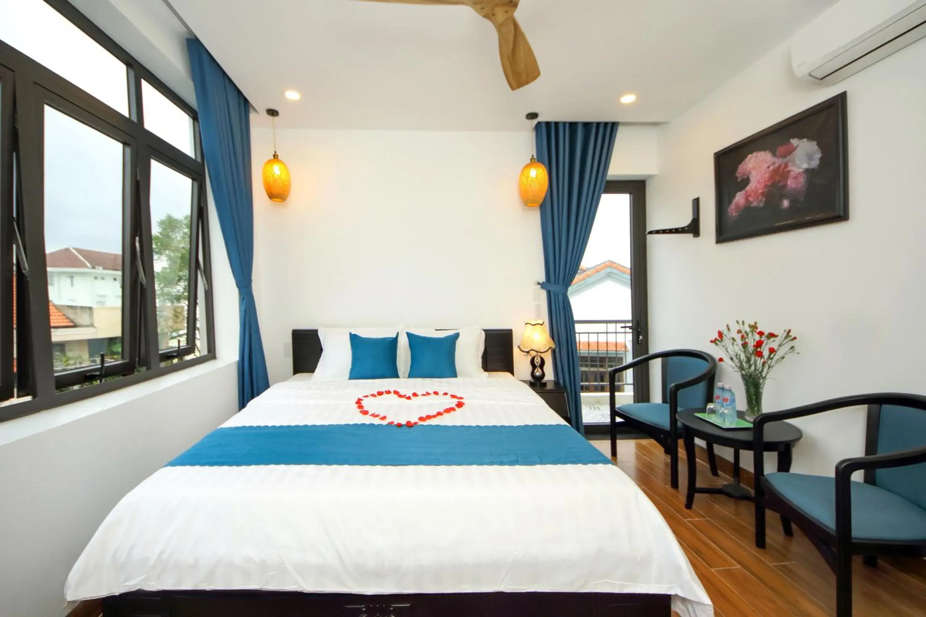 Deluxe Double Room with Balcony in Quynh Long Villa Deluxe Double Room with Balcony in Quynh Long Villa