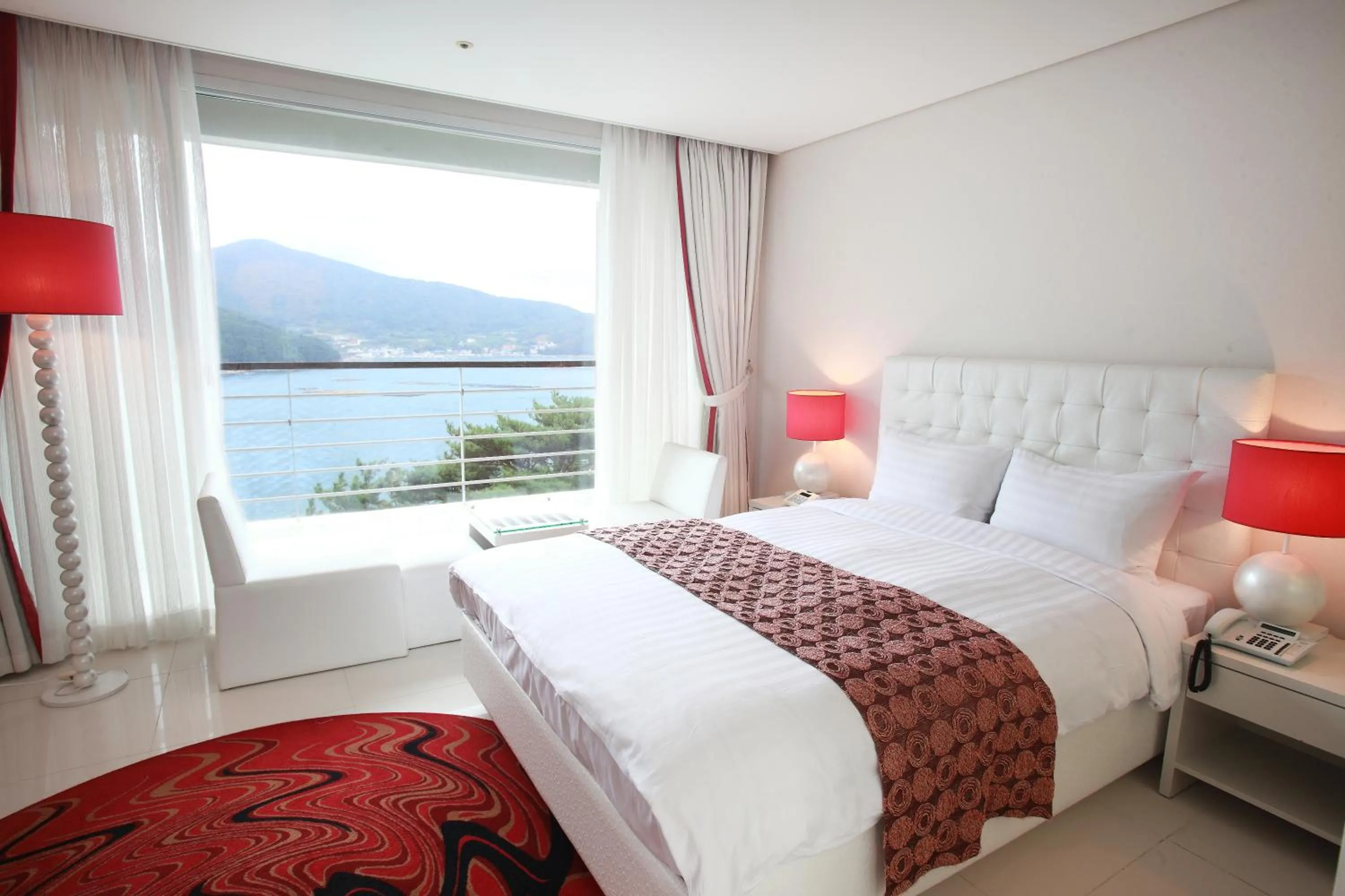 Photo of the whole room, Bed in Hotel Riviera Geoje