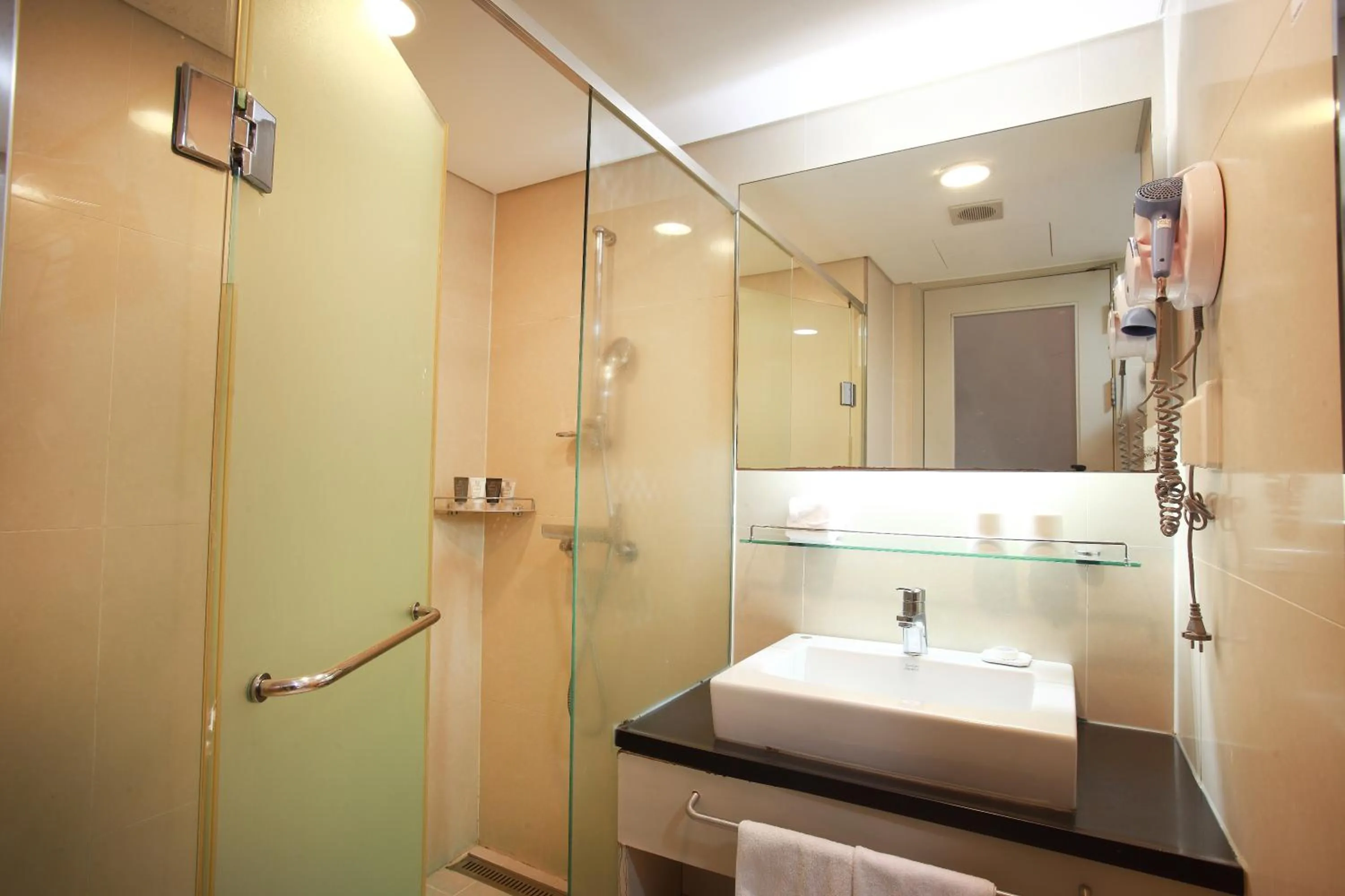 Shower in Hotel Riviera Geoje