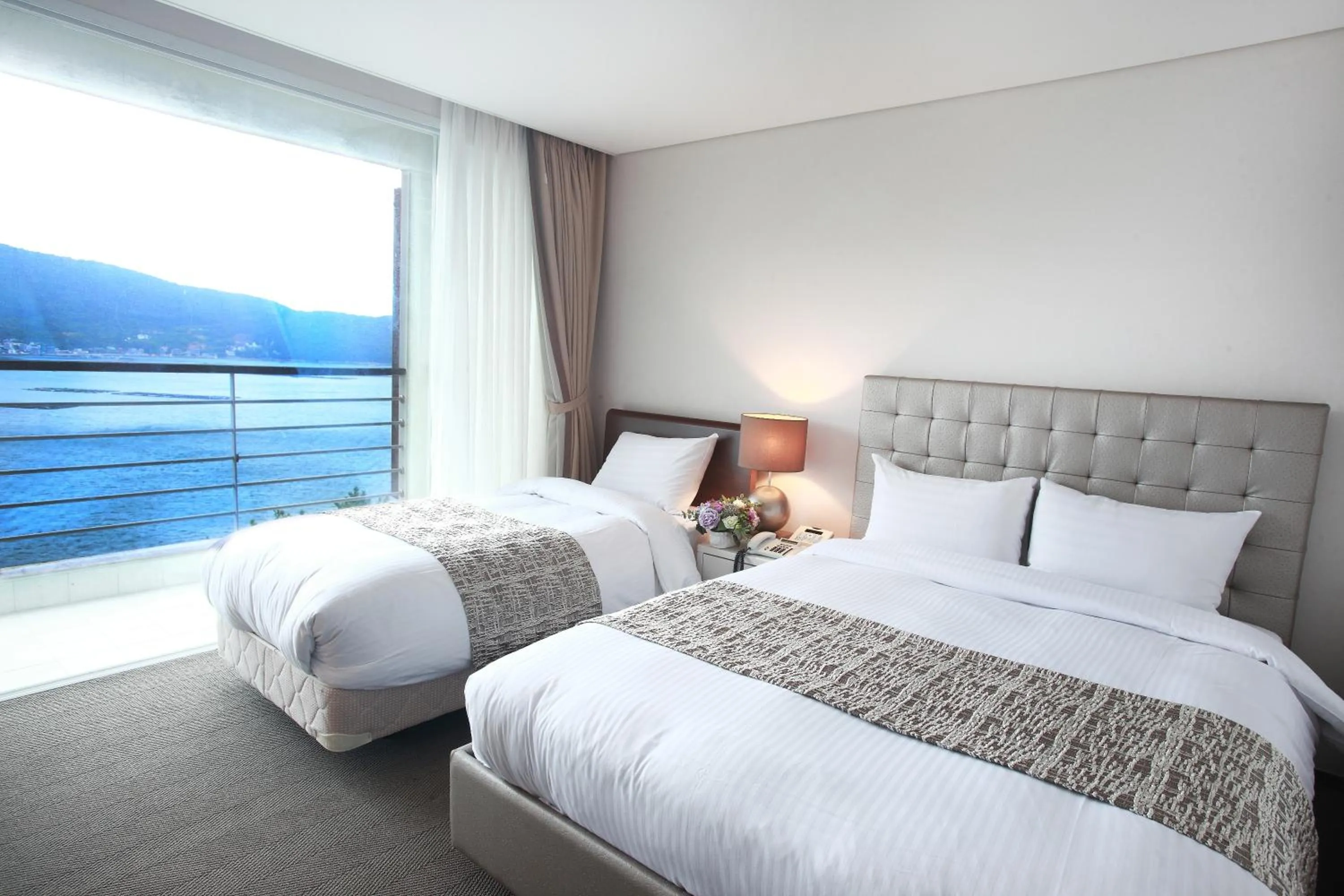 Photo of the whole room, Bed in Hotel Riviera Geoje