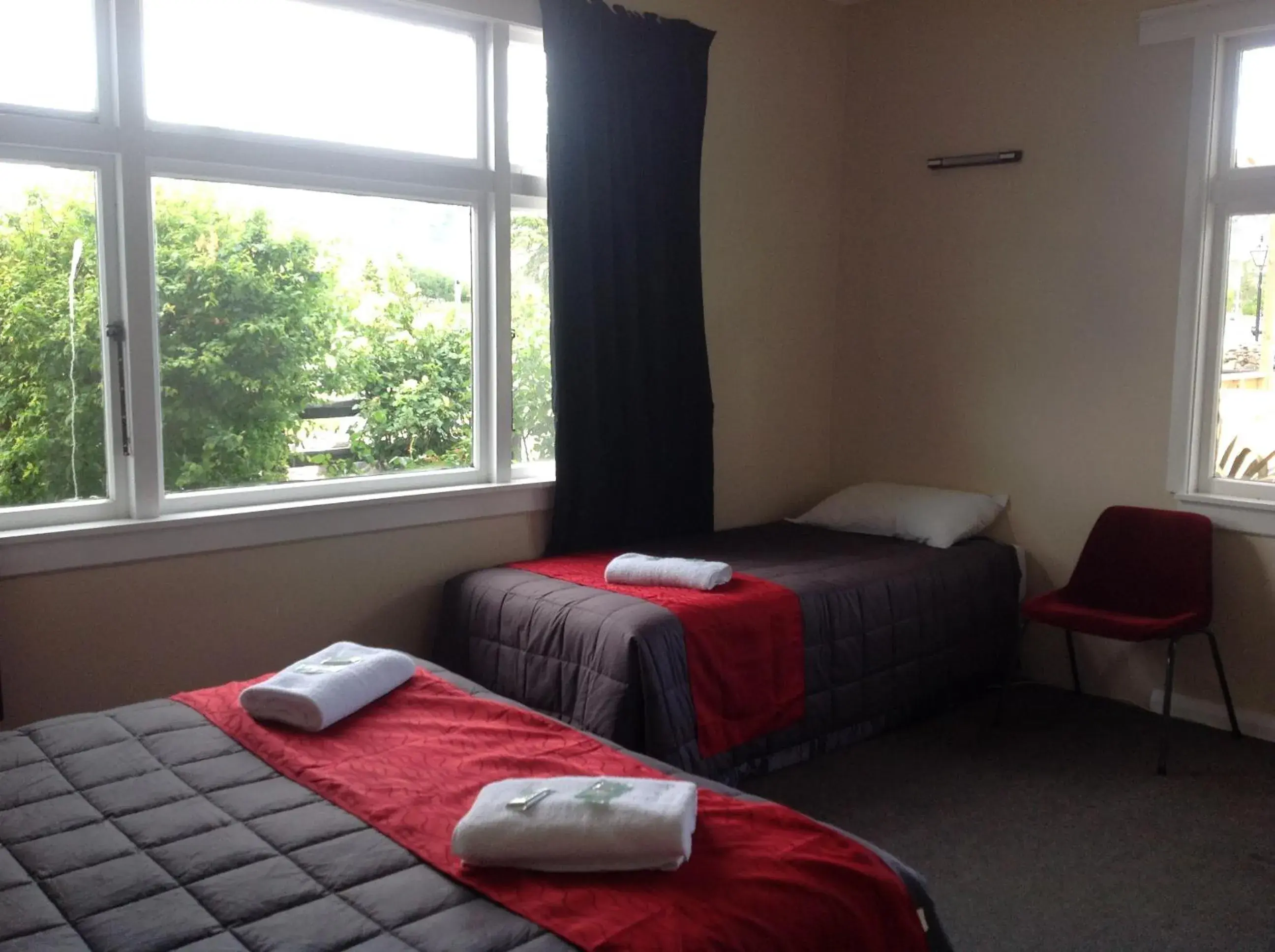 Comfort Triple Room with Shower in Otematata's Best Dam Pub Comfort Triple Room with Shower in Otematata's Best Dam Pub