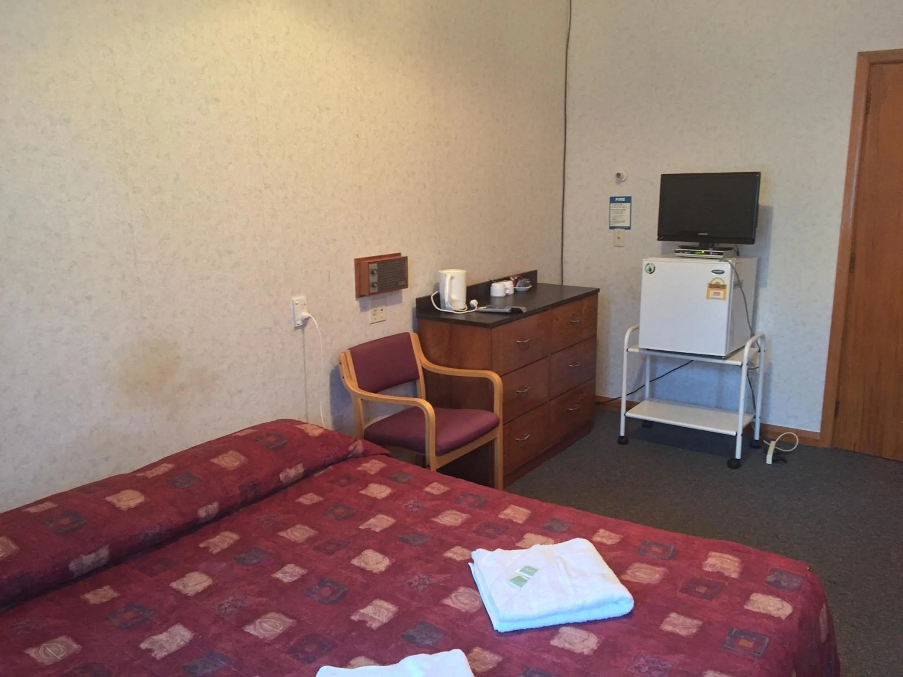 Photo of the whole room, Bed in Otematata's Best Dam Pub