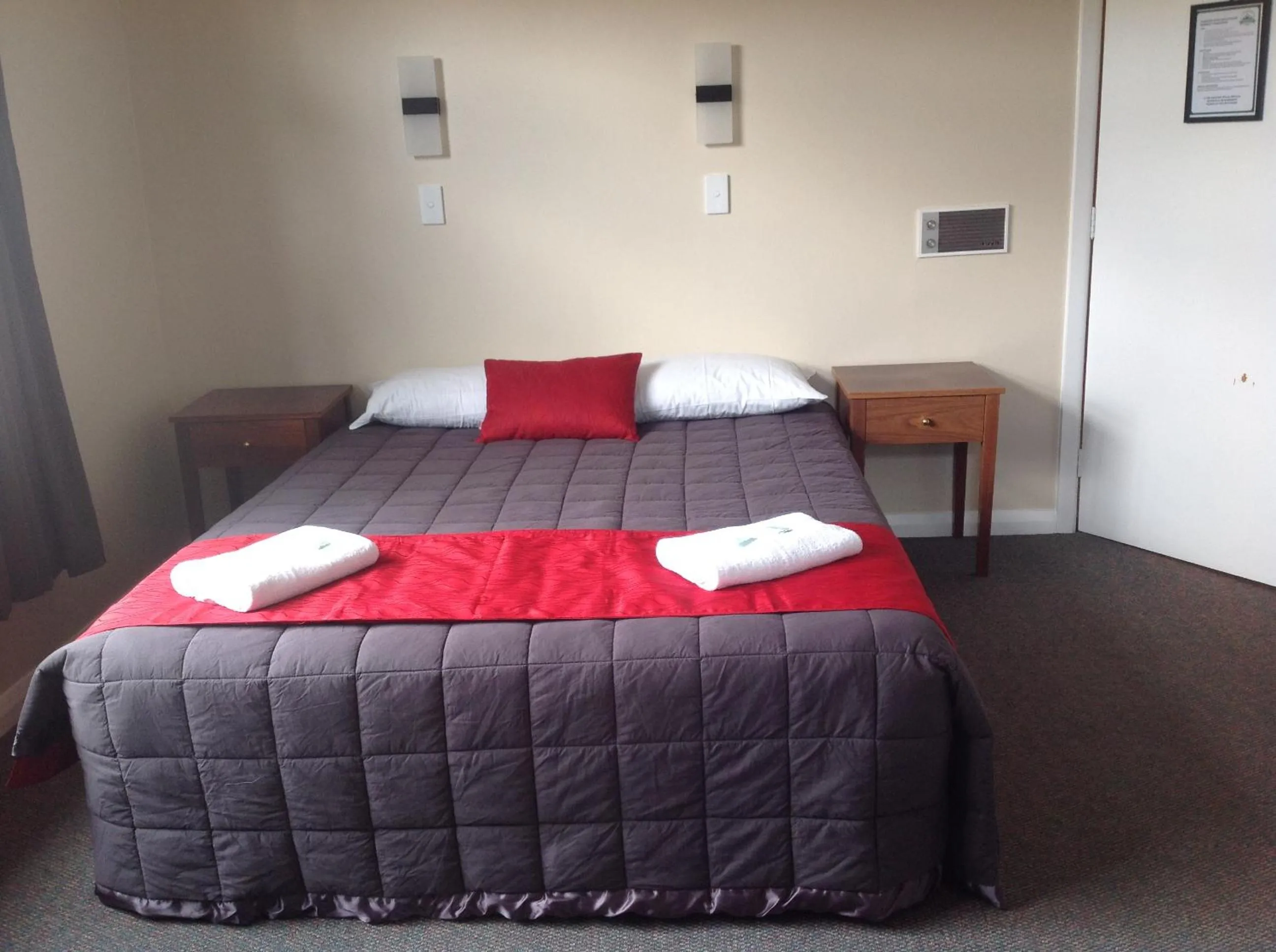 Bedroom, Bed in Otematata's Best Dam Pub