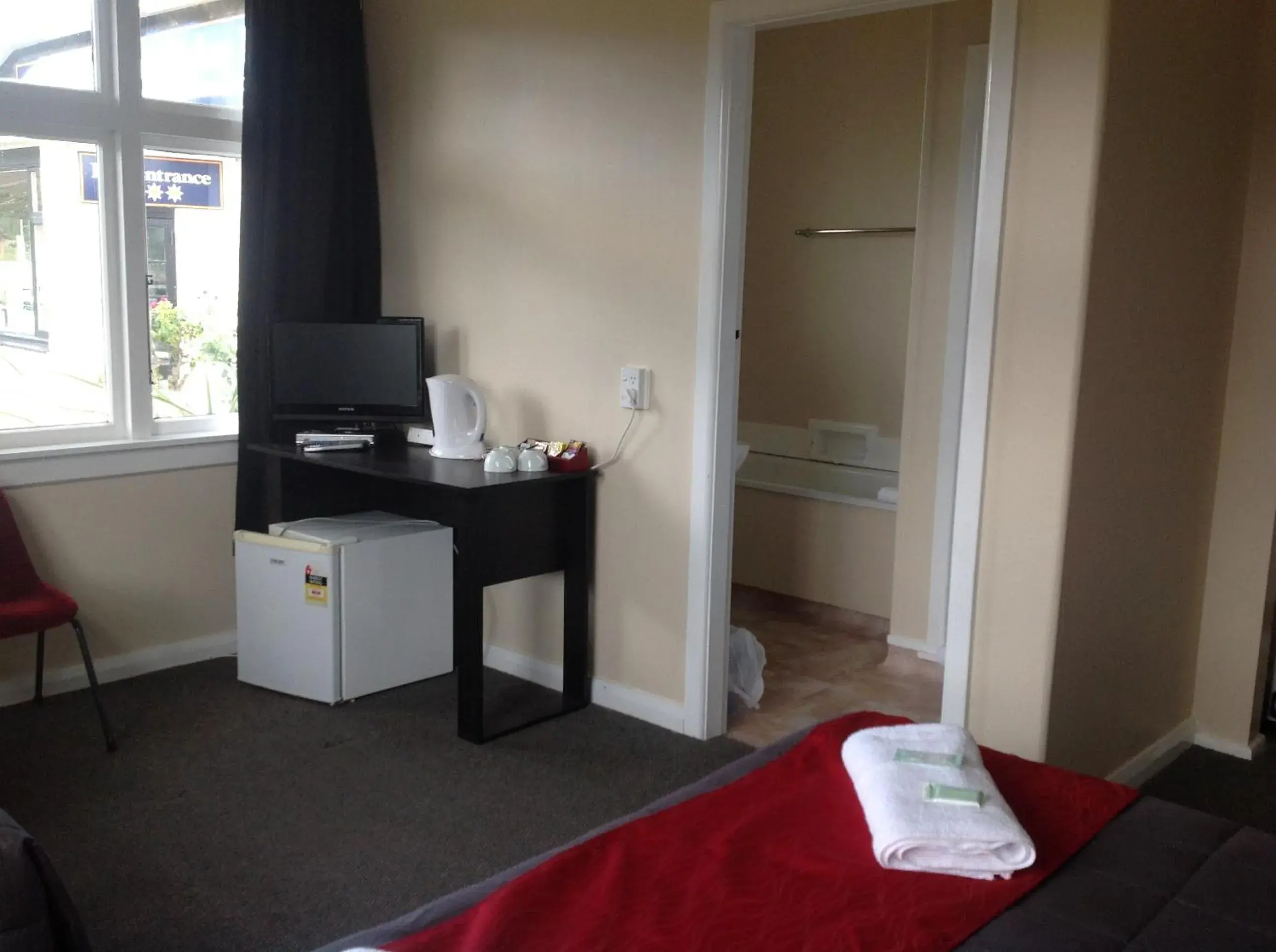 Standard Queen Room in Otematata's Best Dam Pub Standard Queen Room in Otematata's Best Dam Pub