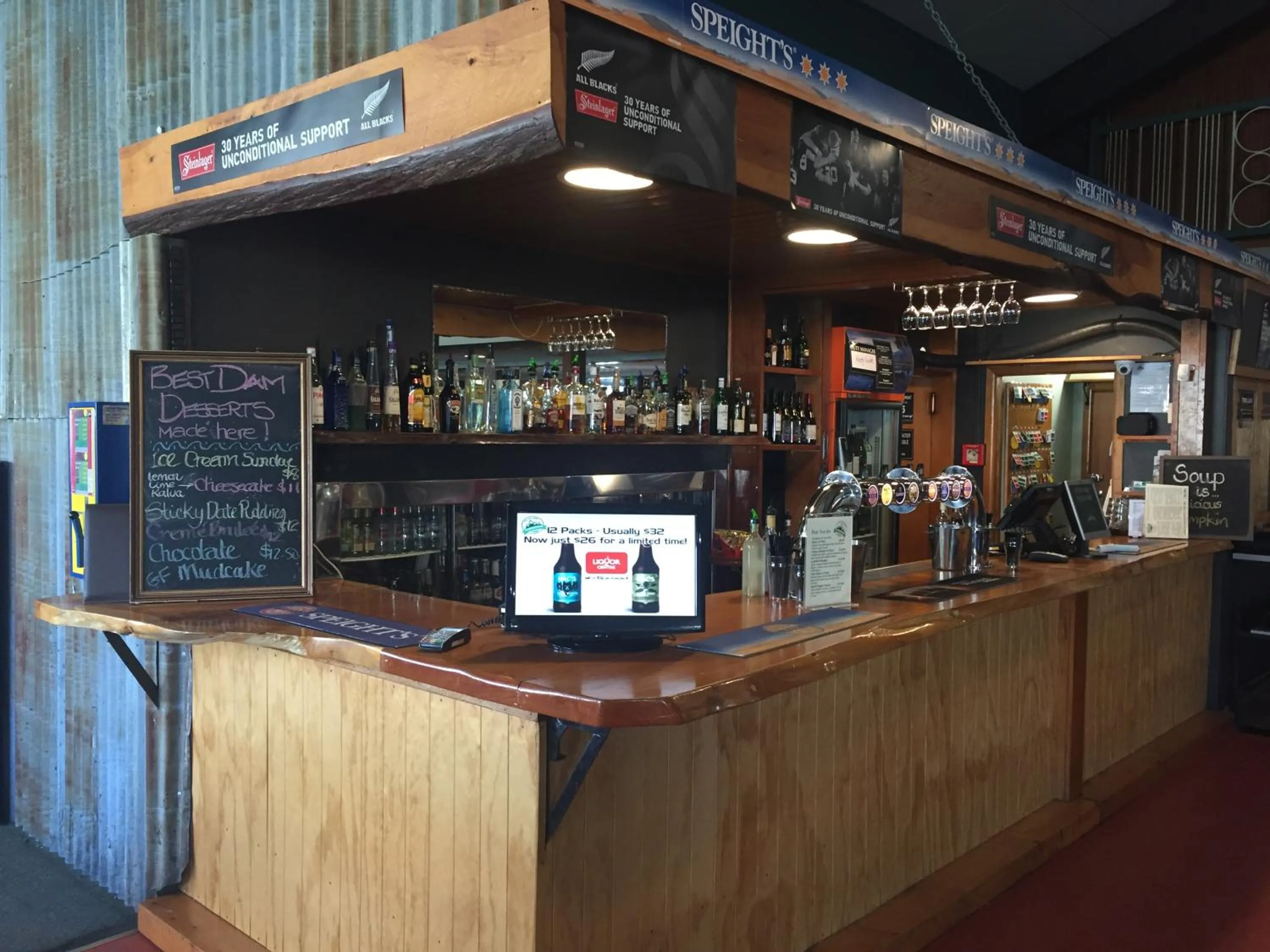 Lounge or bar in Otematata's Best Dam Pub