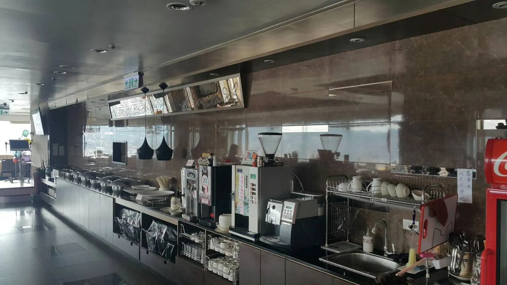 Restaurant/places to eat in Aloha Hotel