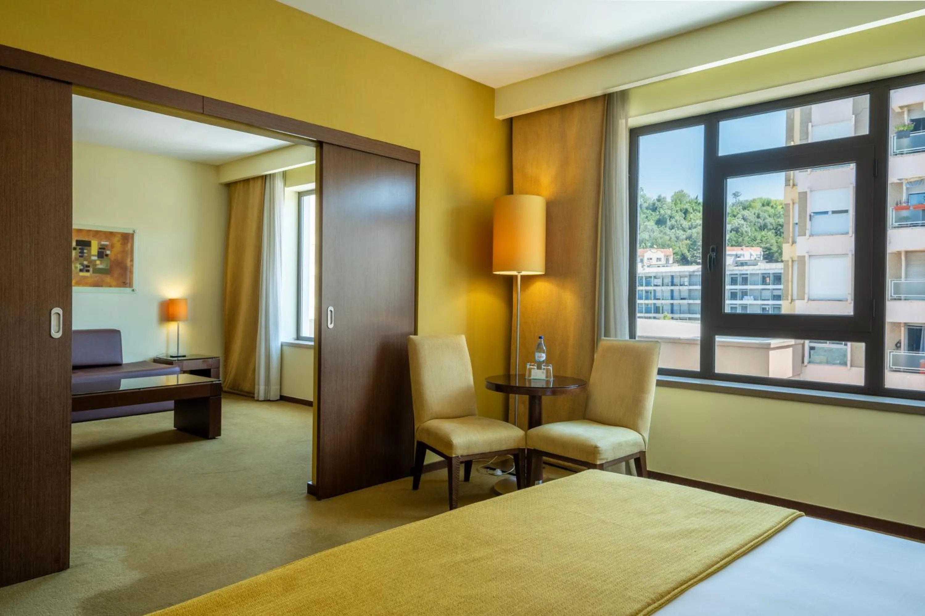 Living room, Bed in Vila Gale Coimbra