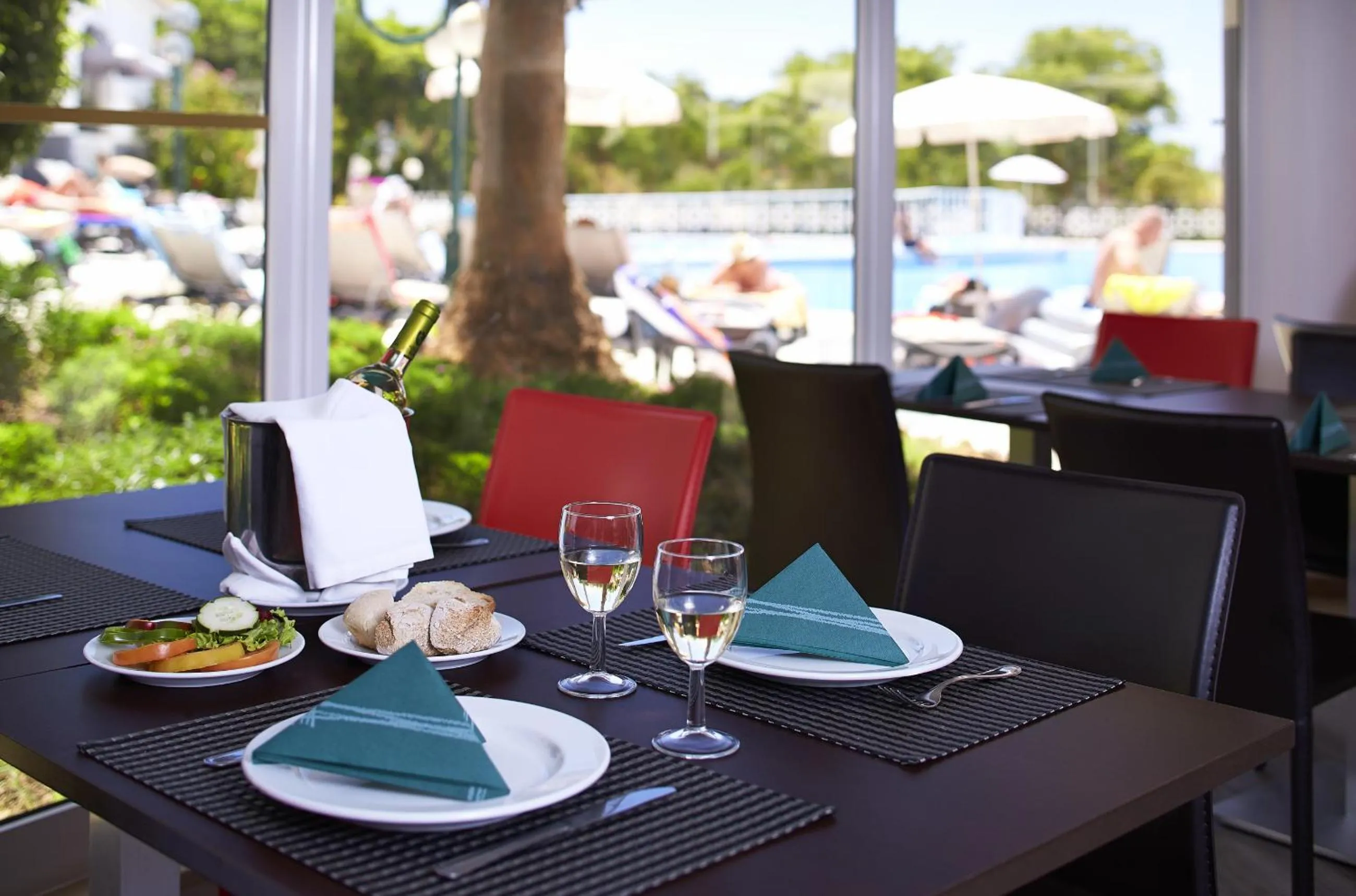 Restaurant/places to eat in Luna Miramar Club