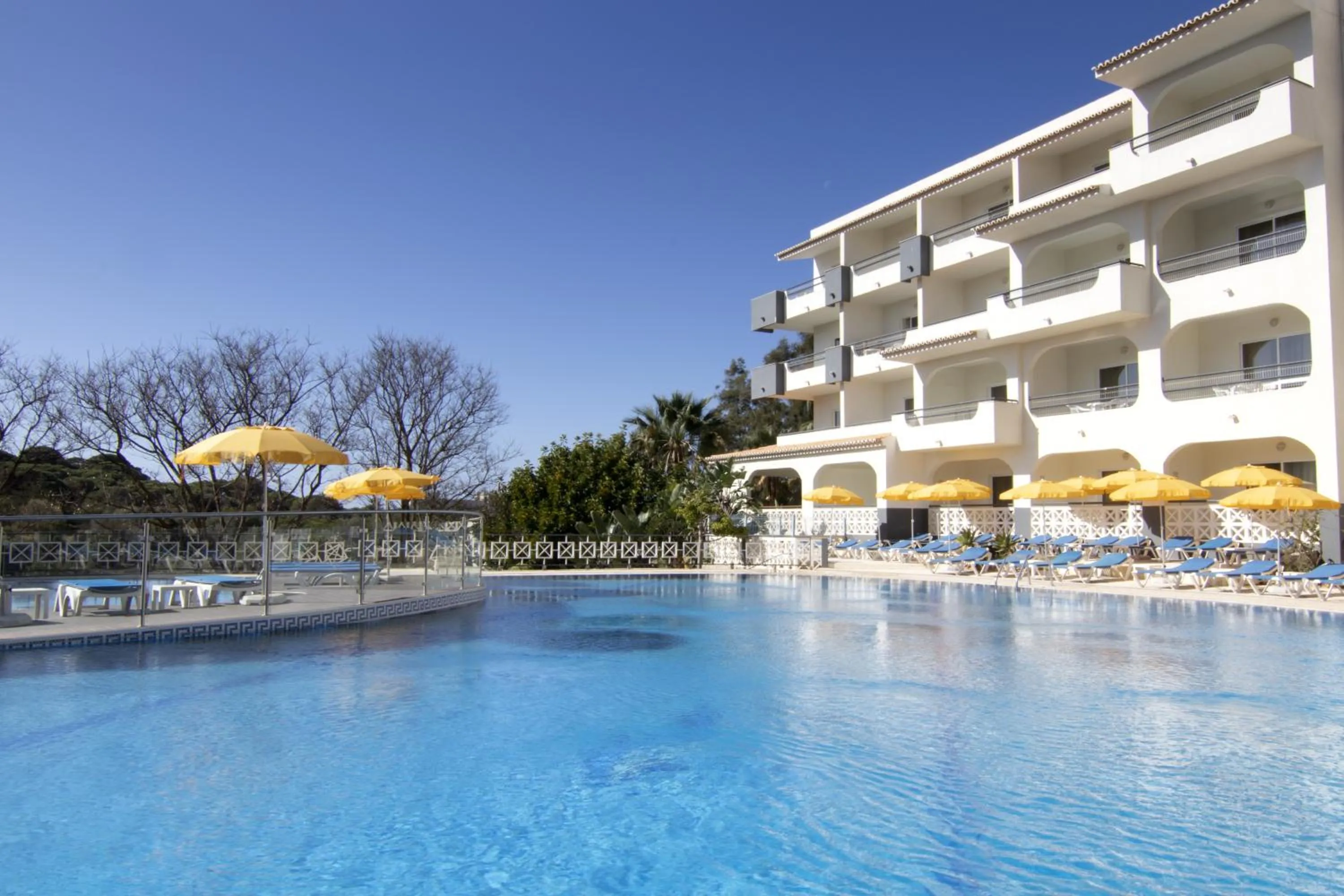 Swimming pool in Luna Miramar Club