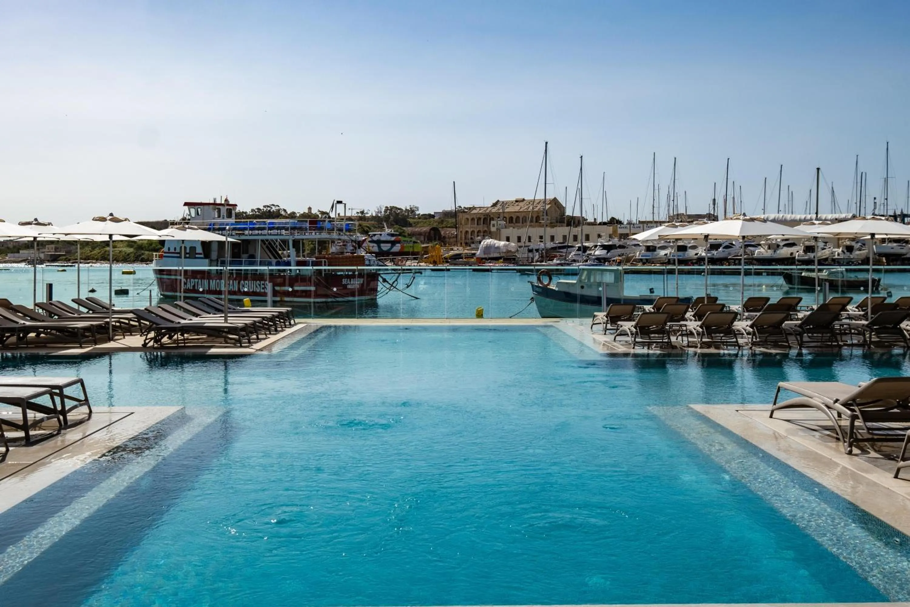 Swimming pool in Urban Rooms by NEU Collective