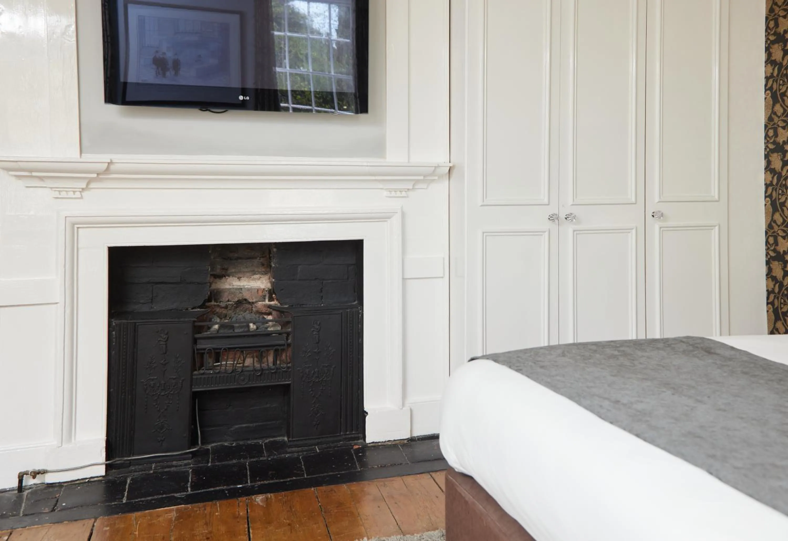 flat iron, Bed in Chequers Inn by Greene King Inns